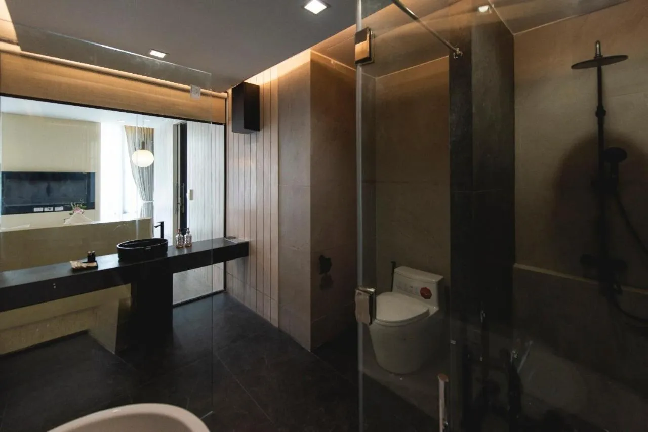 Shower in Qlosest Hotel