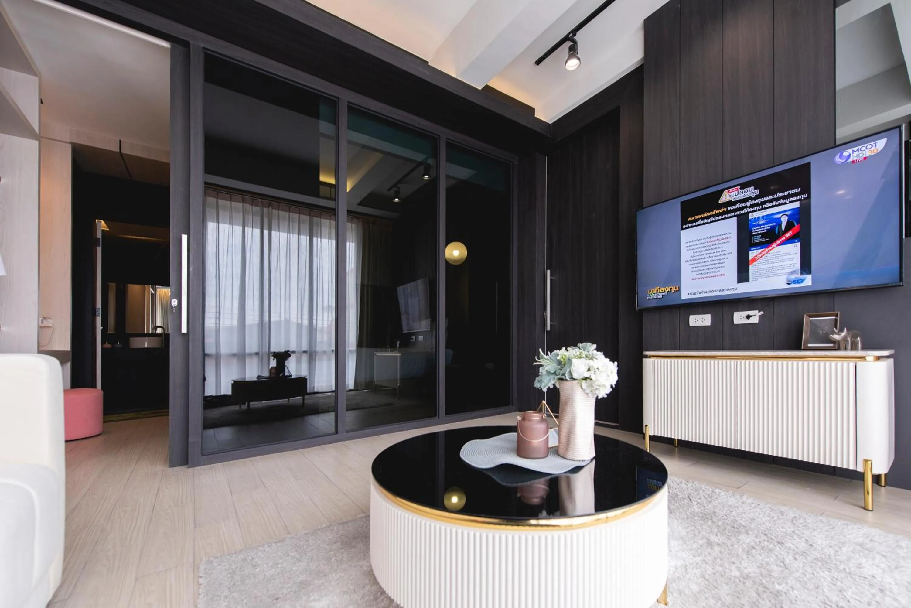 Communal lounge/ TV room in Qlosest Hotel