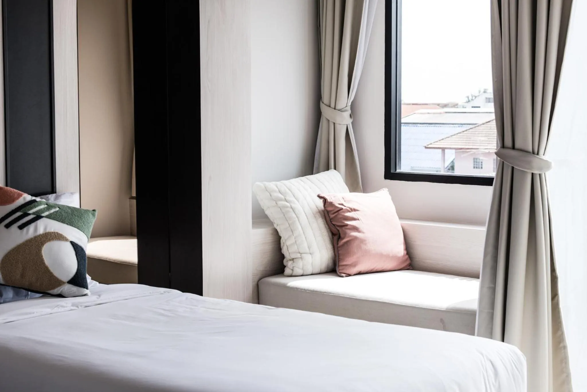 Living room, Bed in Qlosest Hotel