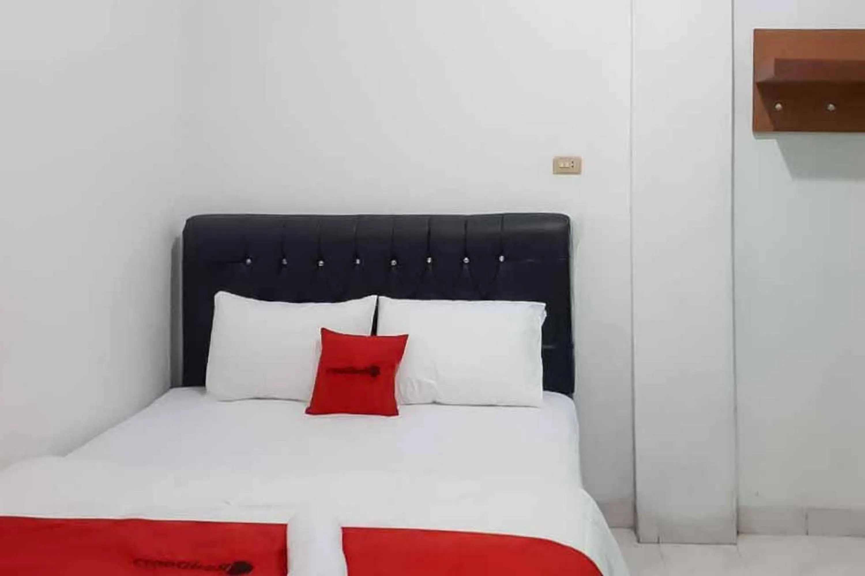 Bed in RedDoorz near Lampung Walk 2