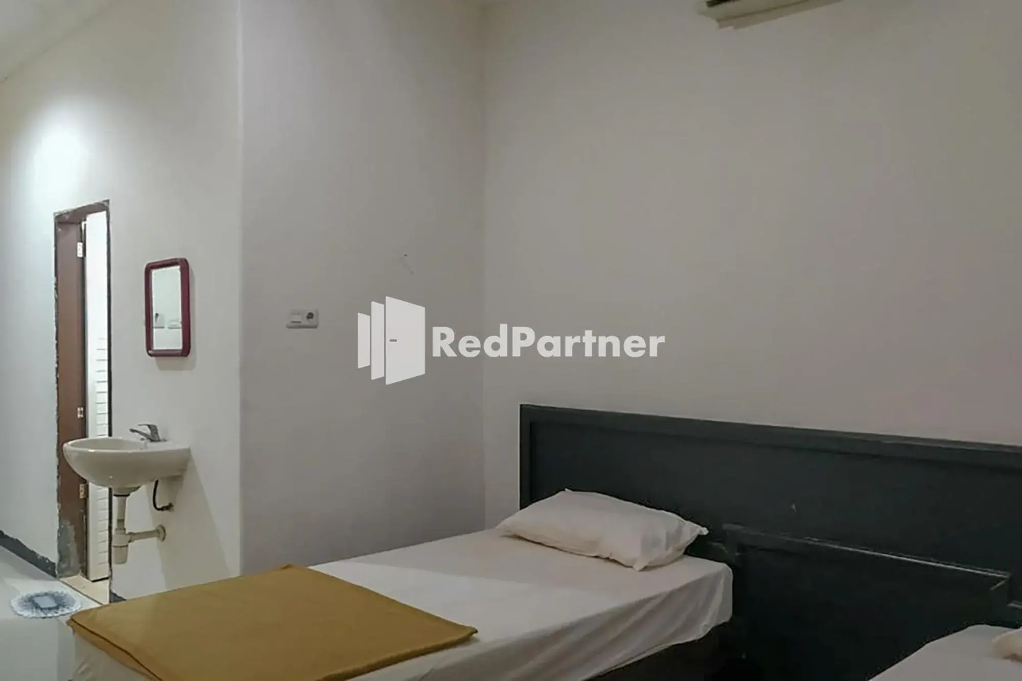 Bed in Palu City Guest House Mitra RedDoorz Bed in Palu City Guest House Mitra RedDoorz