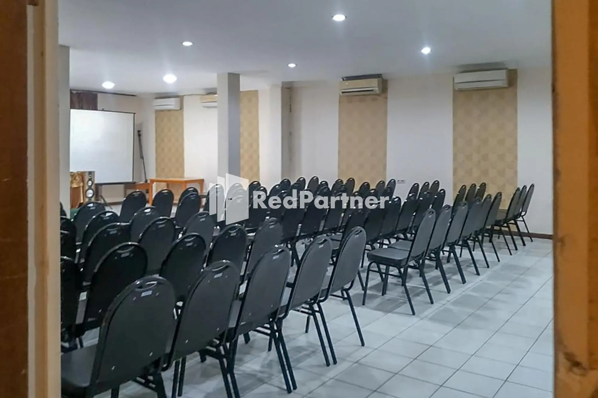 Meeting/conference room in Palu City Guest House Mitra RedDoorz