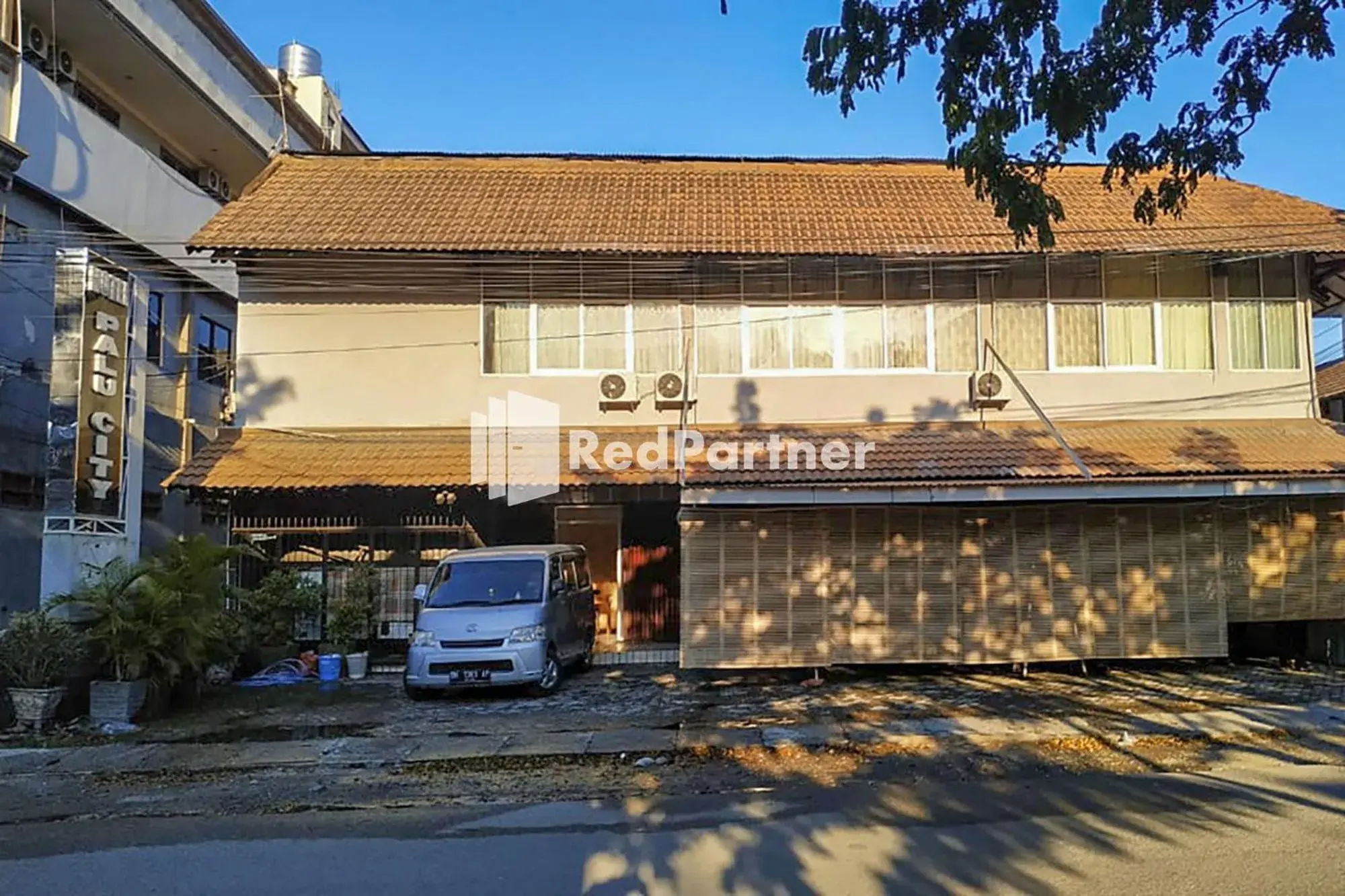 Property building in Palu City Guest House Mitra RedDoorz Property building in Palu City Guest House Mitra RedDoorz