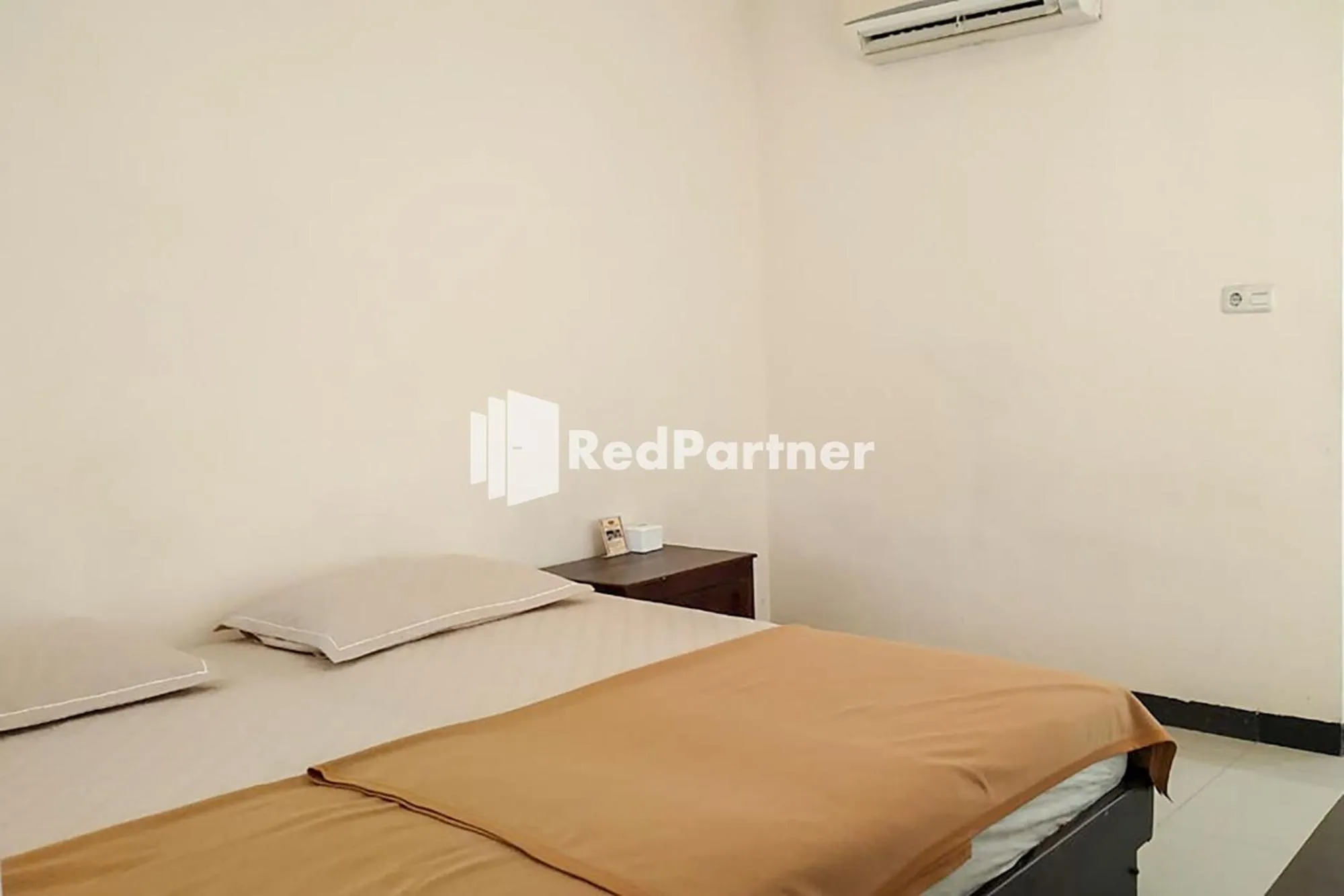 Bed in Palu City Guest House Mitra RedDoorz