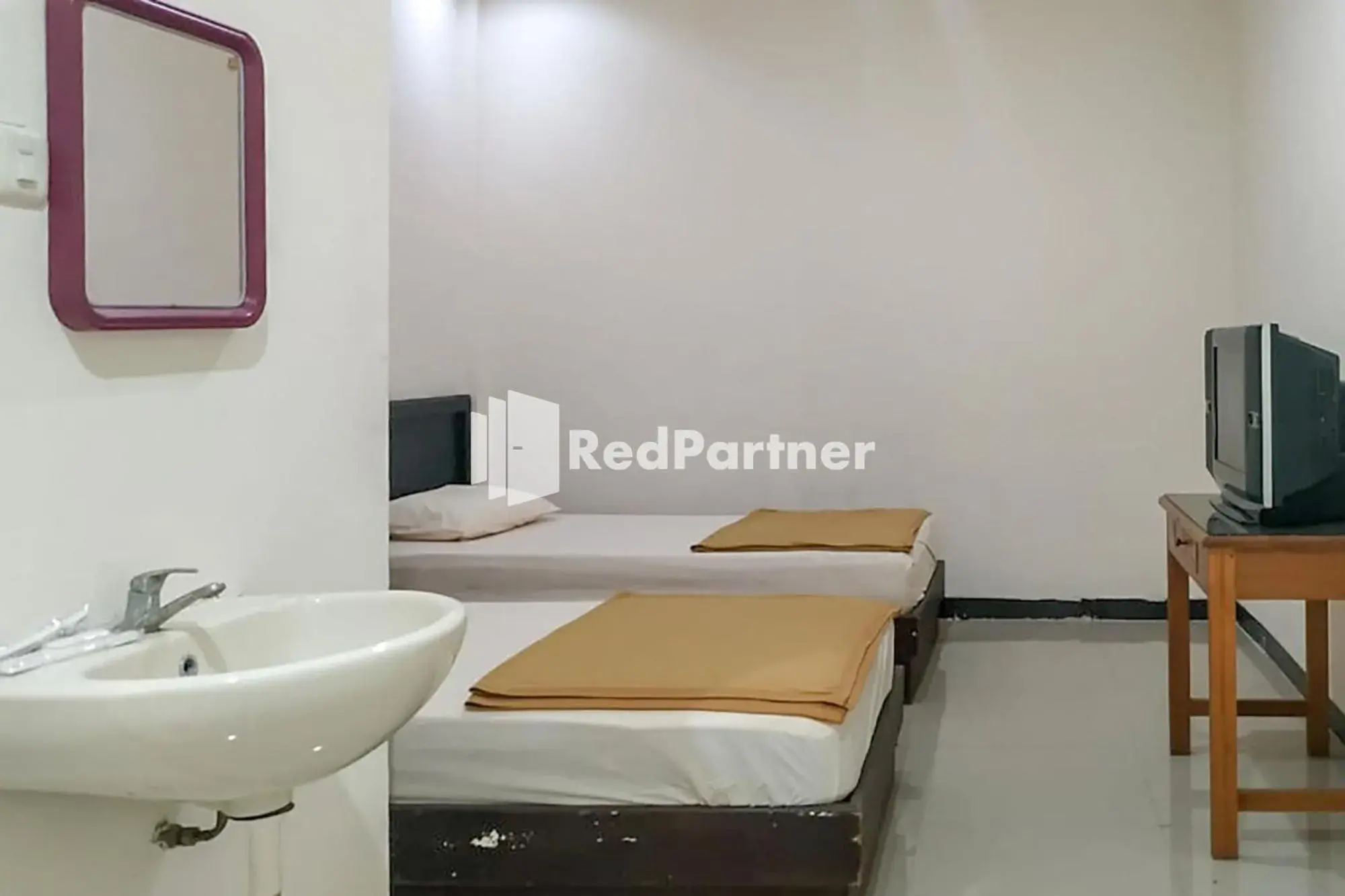 Bed in Palu City Guest House Mitra RedDoorz Bed in Palu City Guest House Mitra RedDoorz