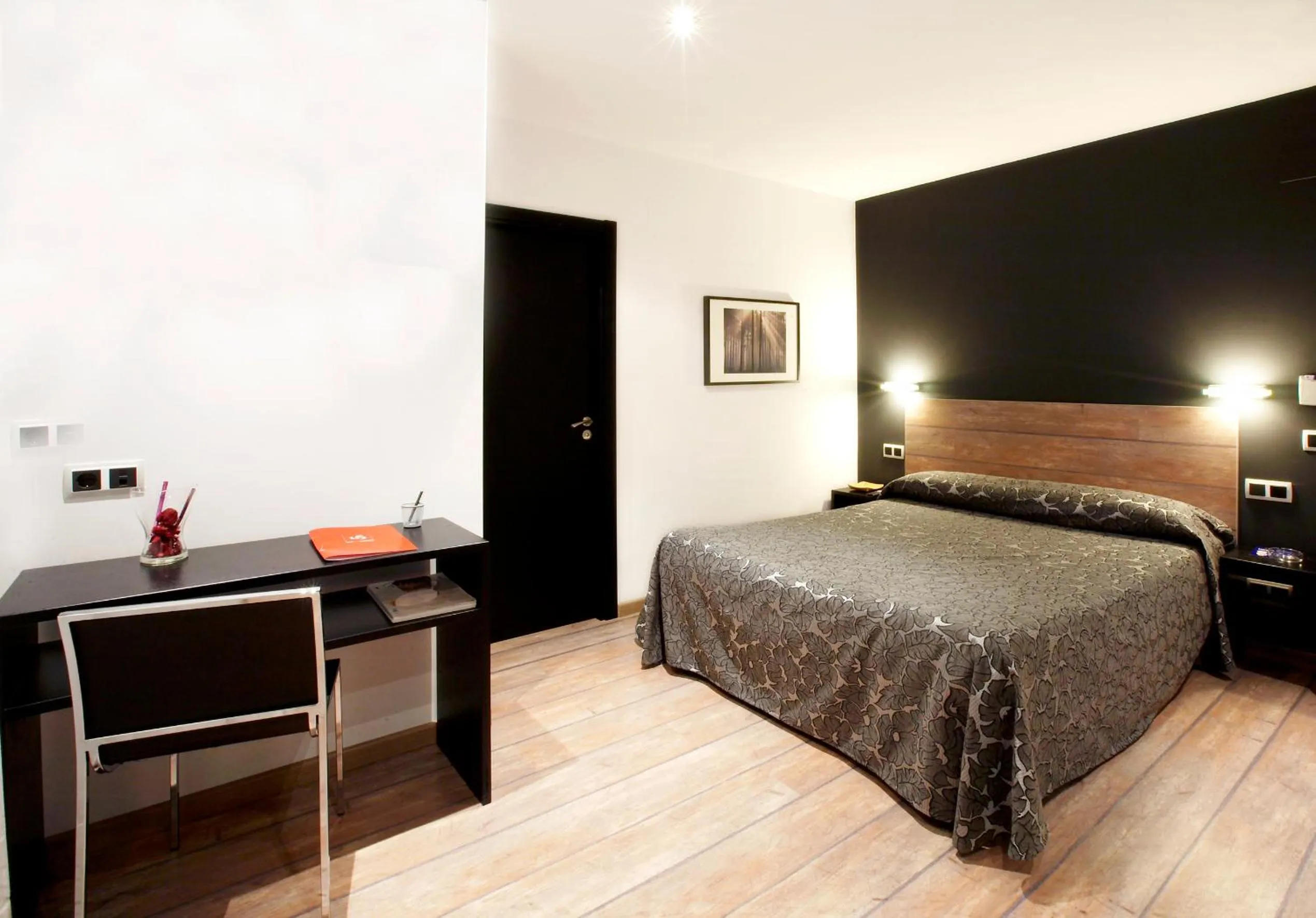 Photo of the whole room, Bed in Rey Don Sancho