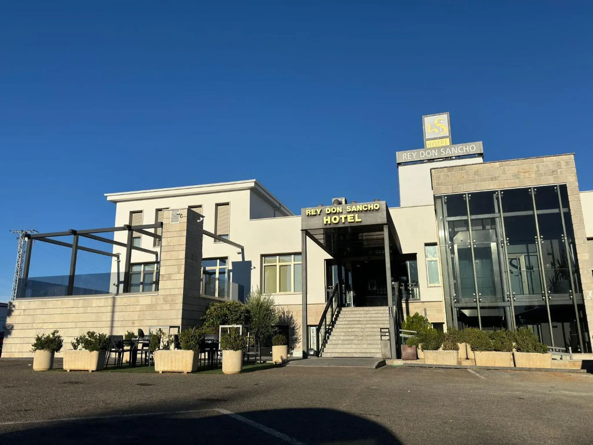 Property building in Rey Don Sancho Property building in Rey Don Sancho