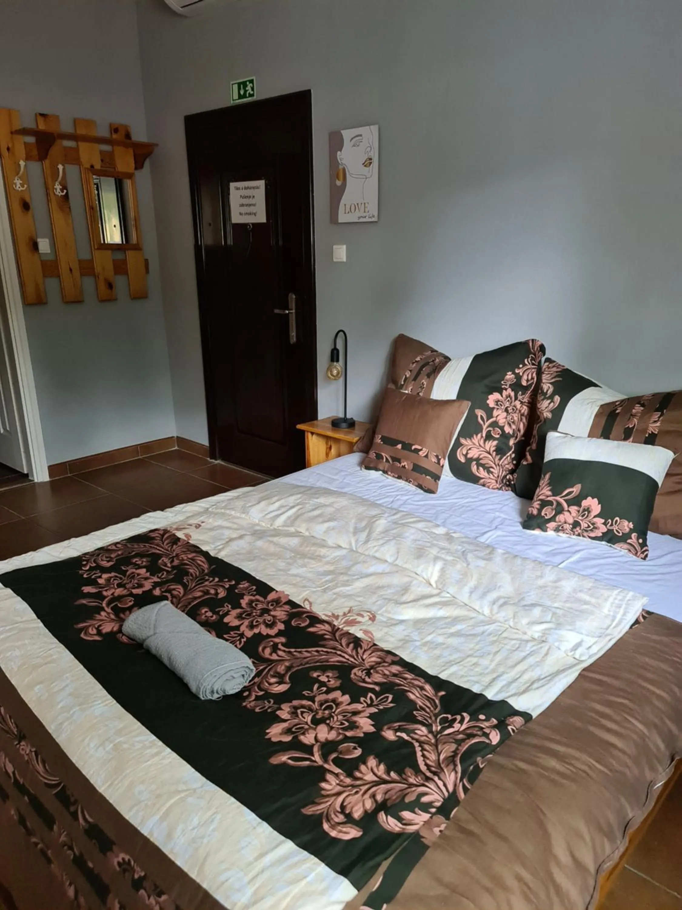 Bed in Amina Apartman