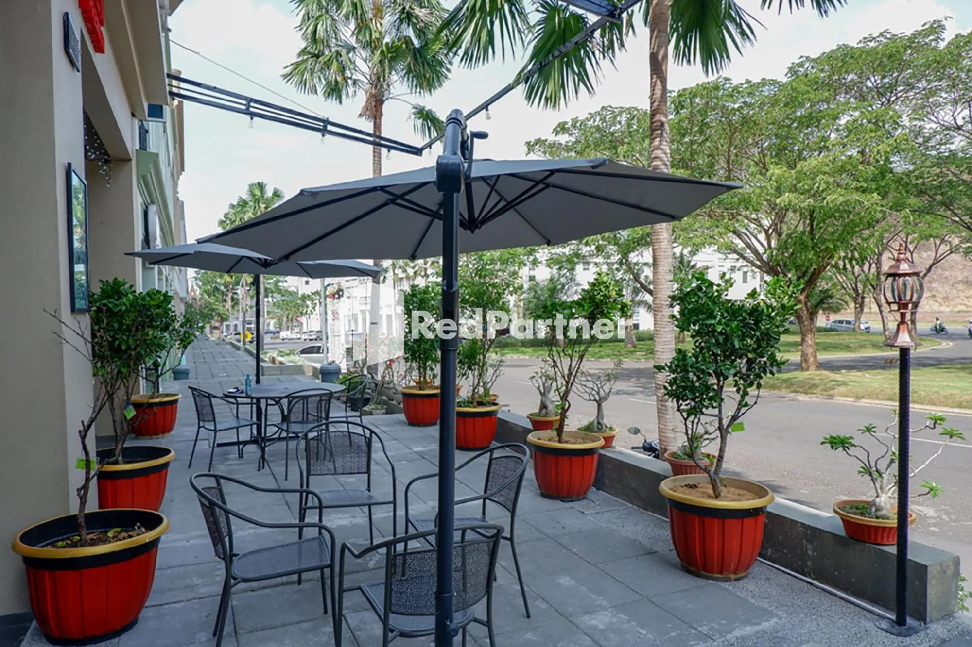 Patio in Rit's Garden At CitraGrand Semarang Mitra RedDoorz