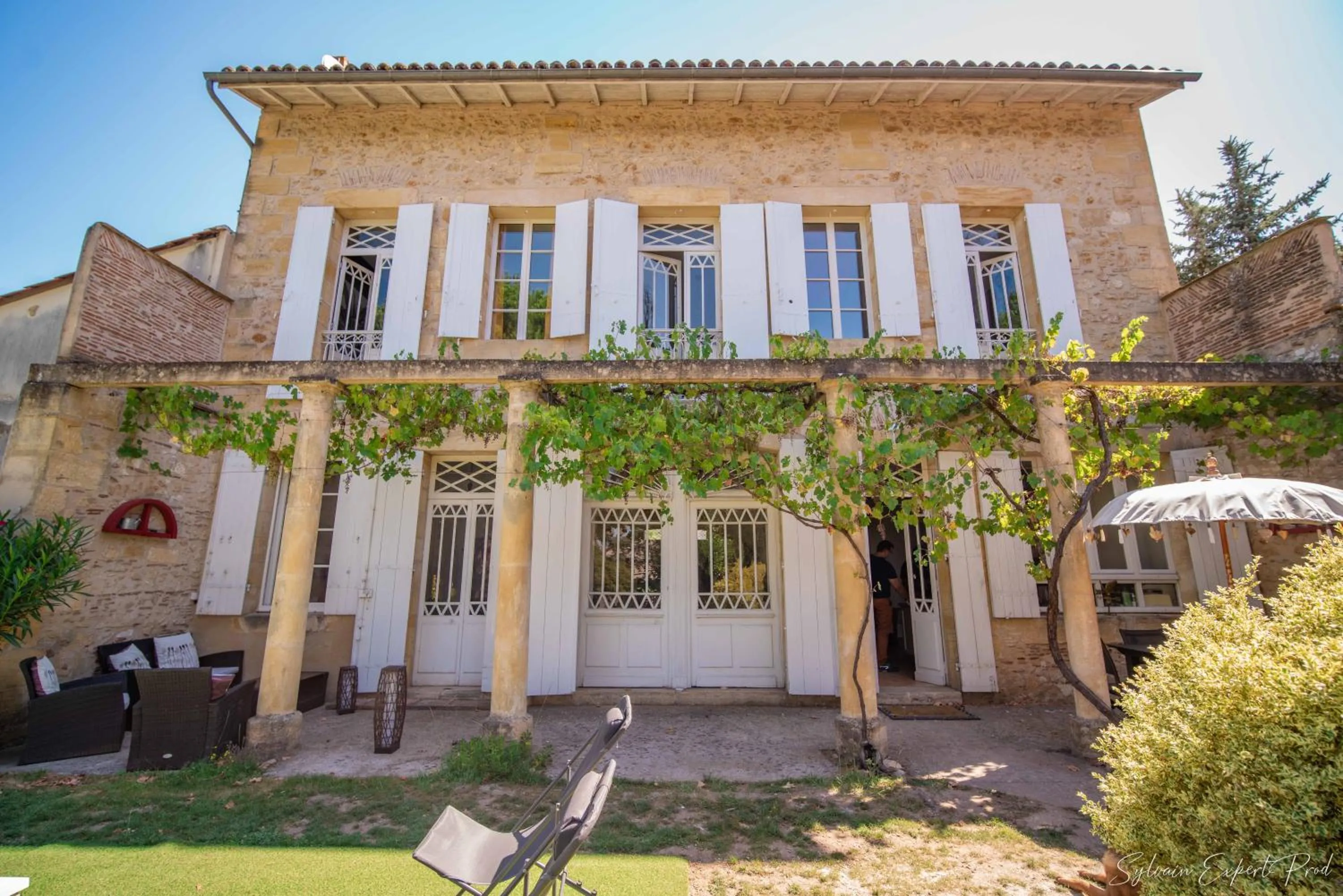 Pool view in I love Bergerac
