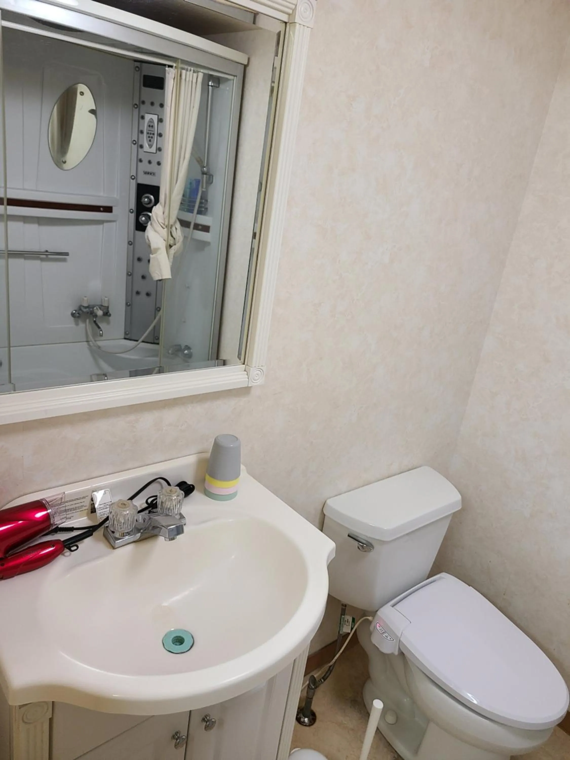 Toilet in Bluebird Hotel