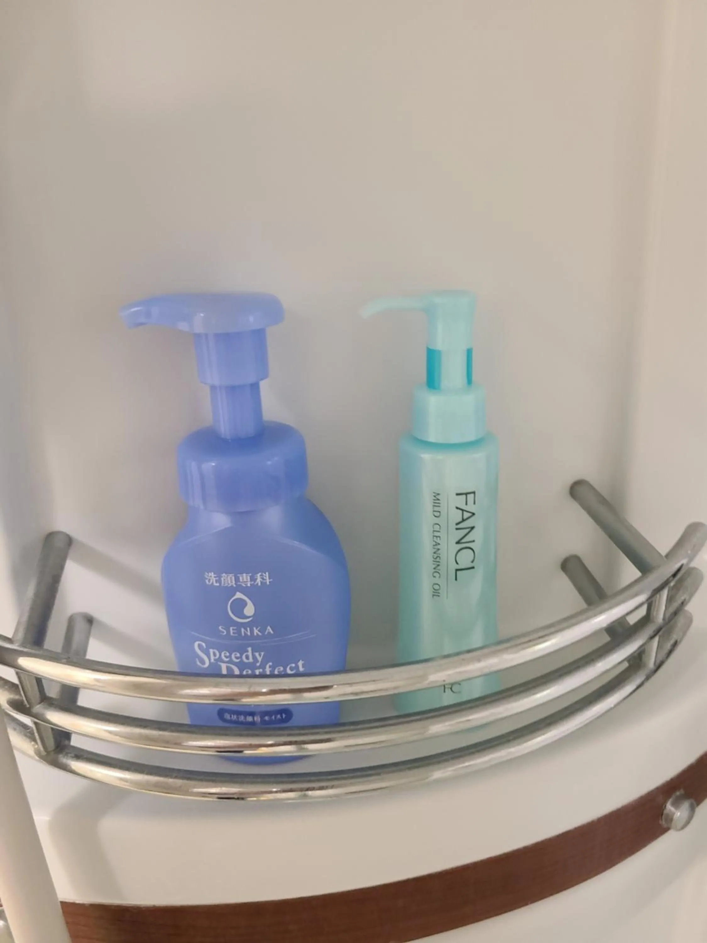 Shower in Bluebird Hotel