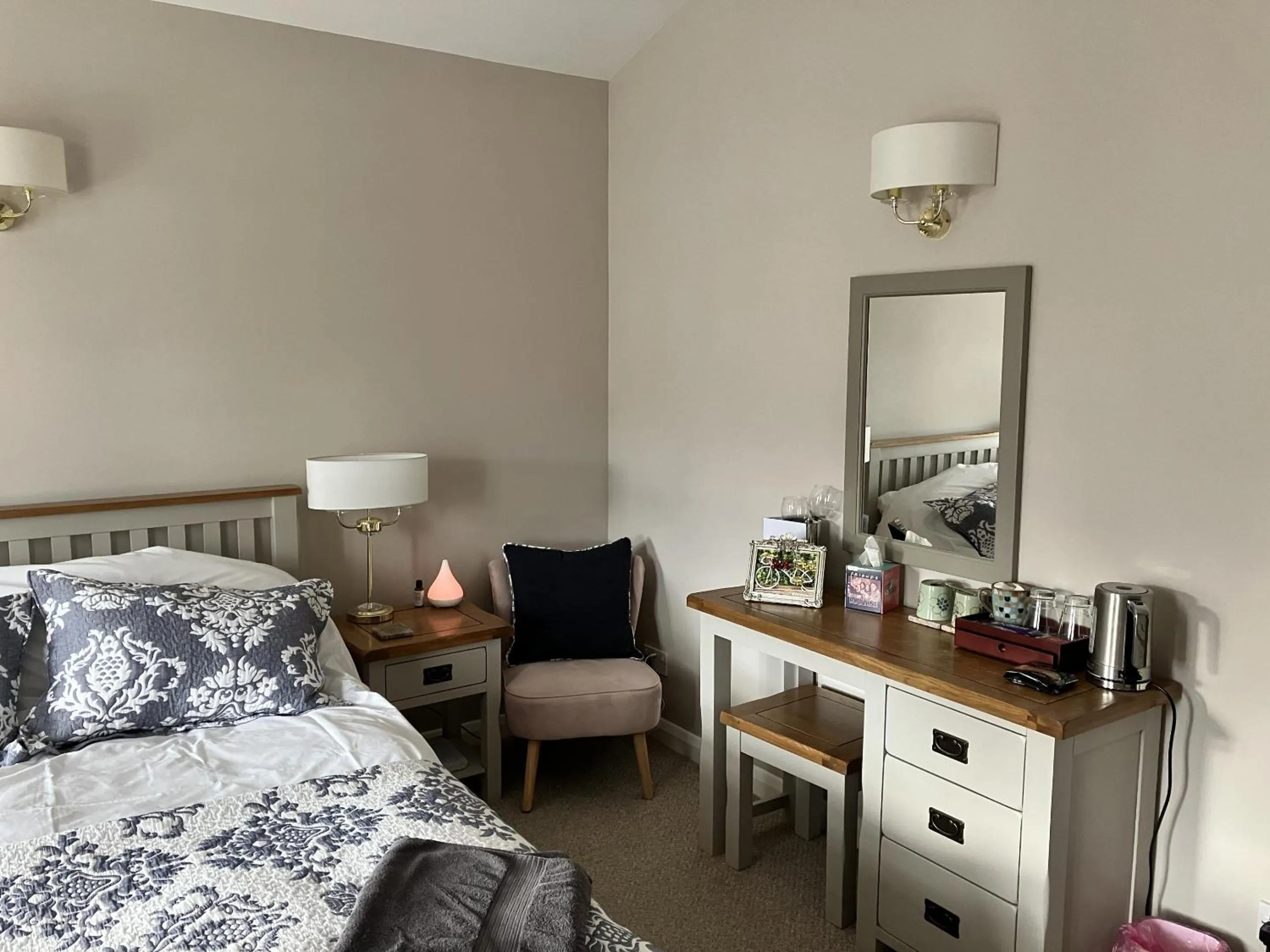 Bedroom, Bed in Sixteen B