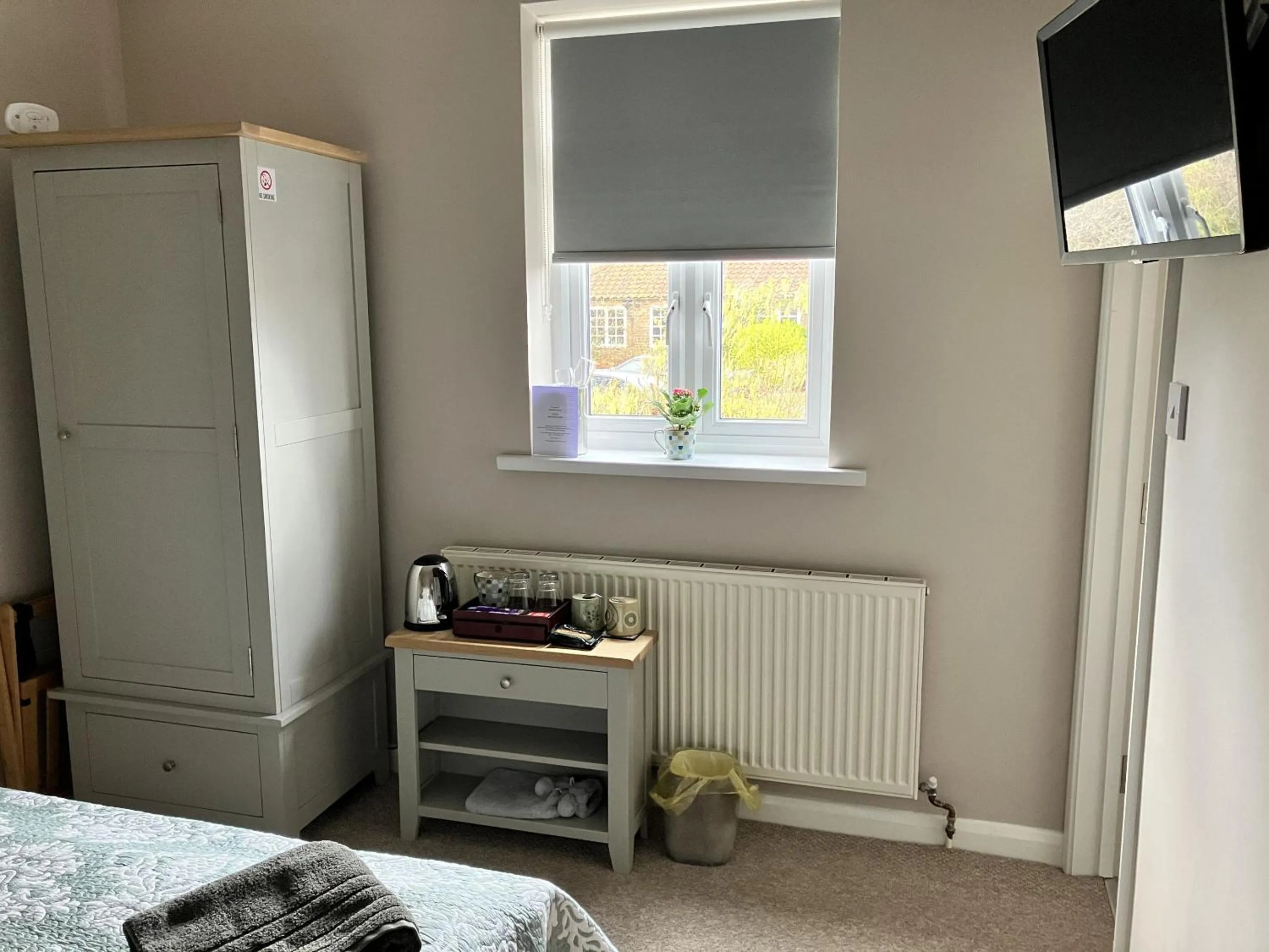 Bedroom, Bed in Sixteen B