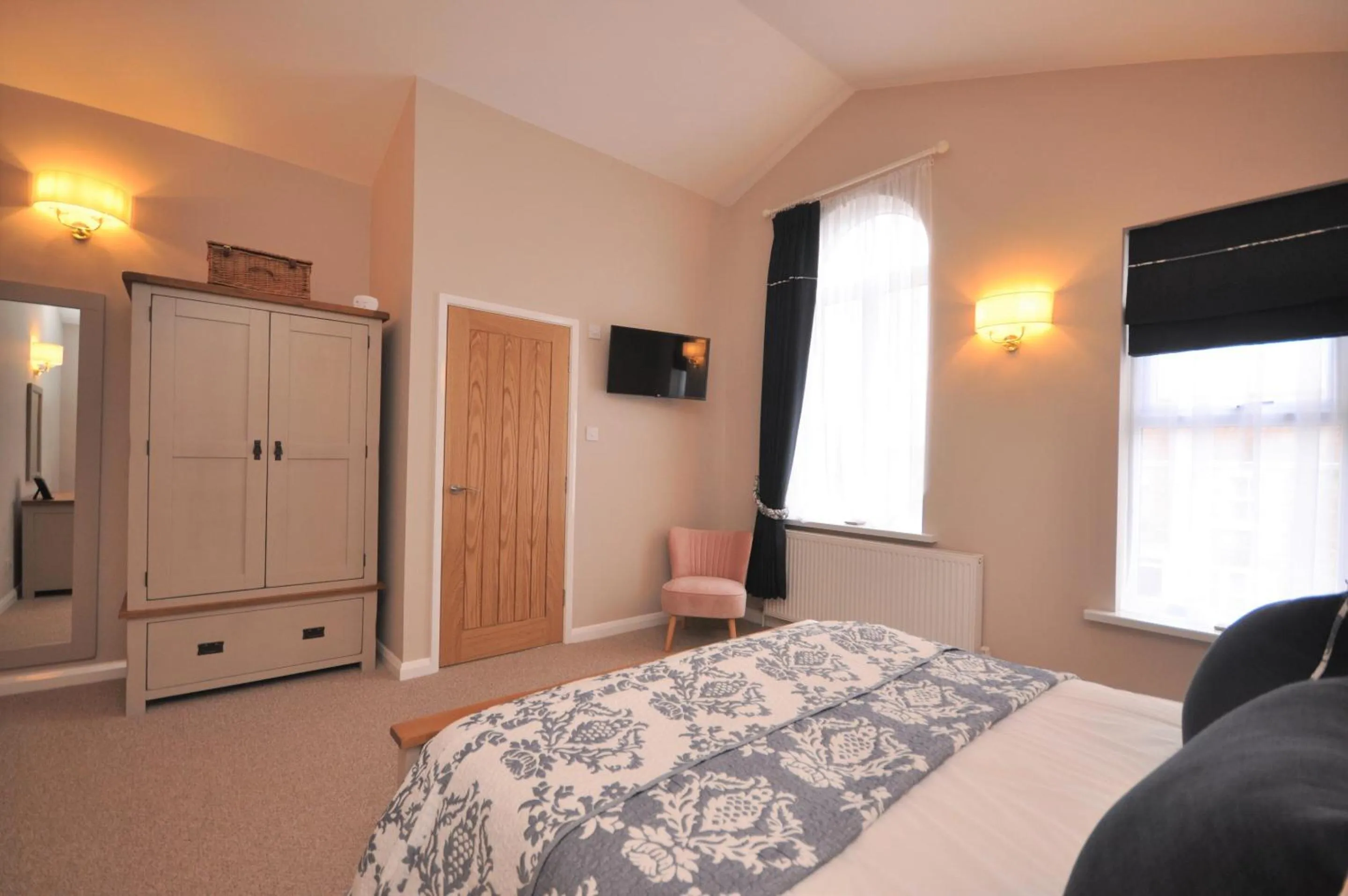 Bedroom, Bed in Sixteen B