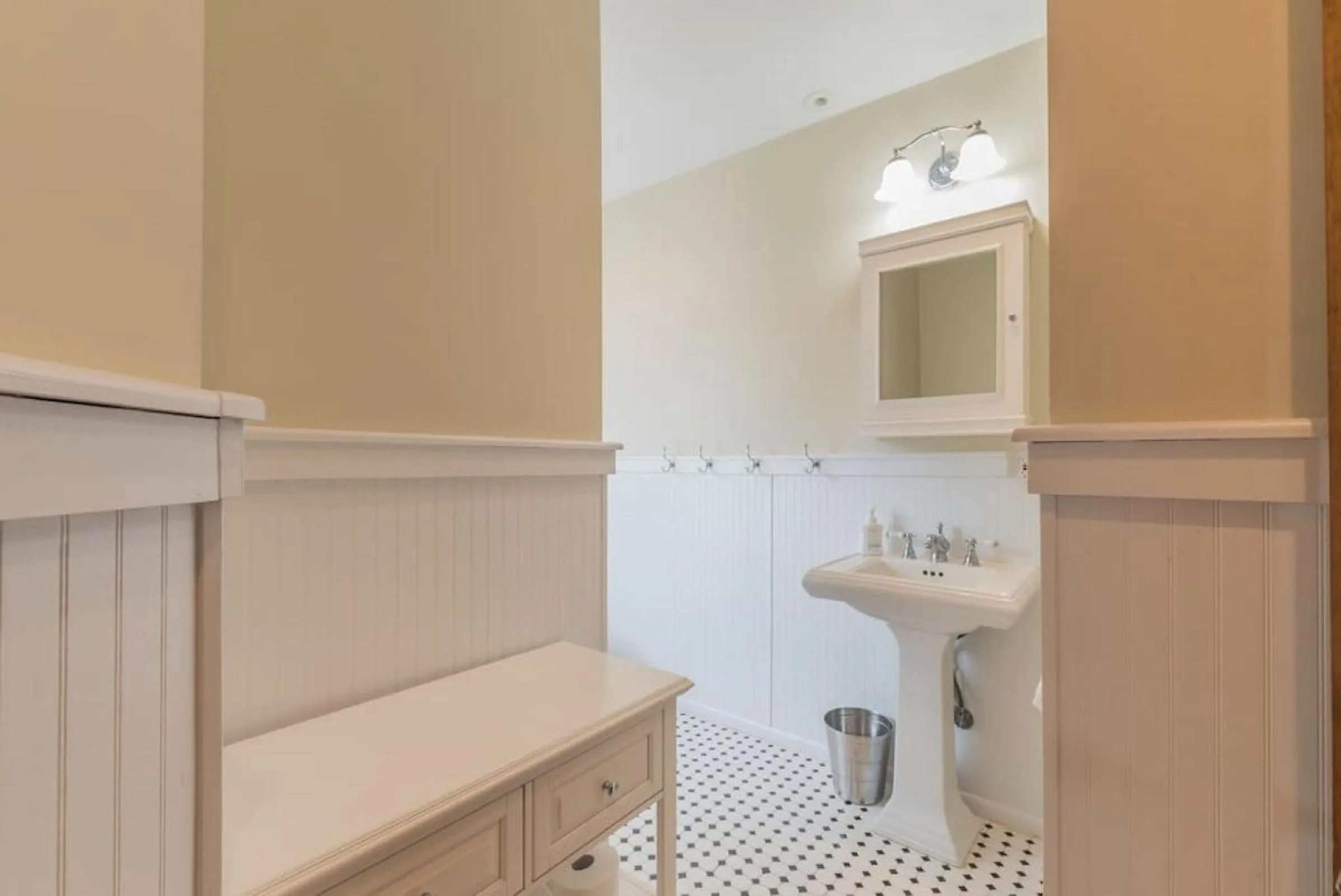 Bathroom in Beach Block 7 bdrms Parking Patio and Sunroom