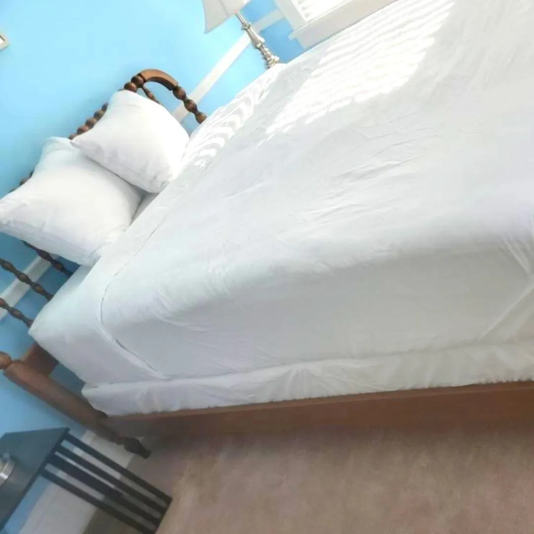 Bed in Beach Block 7 bdrms Parking Patio and Sunroom