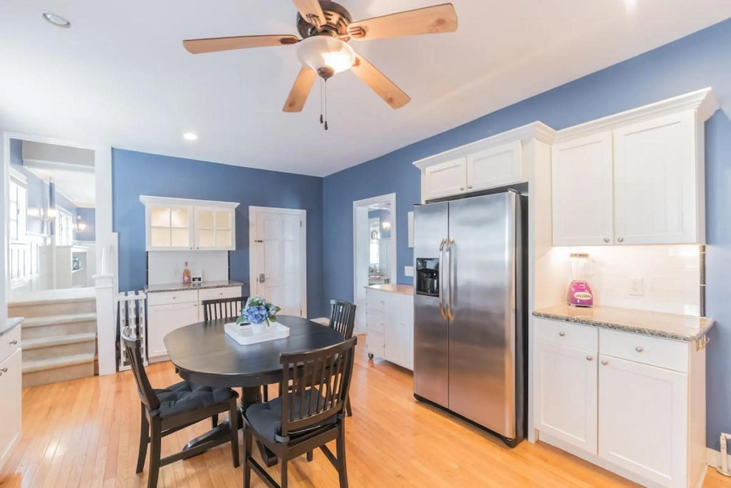 Kitchen or kitchenette in Beach Block 7 bdrms Parking Patio and Sunroom