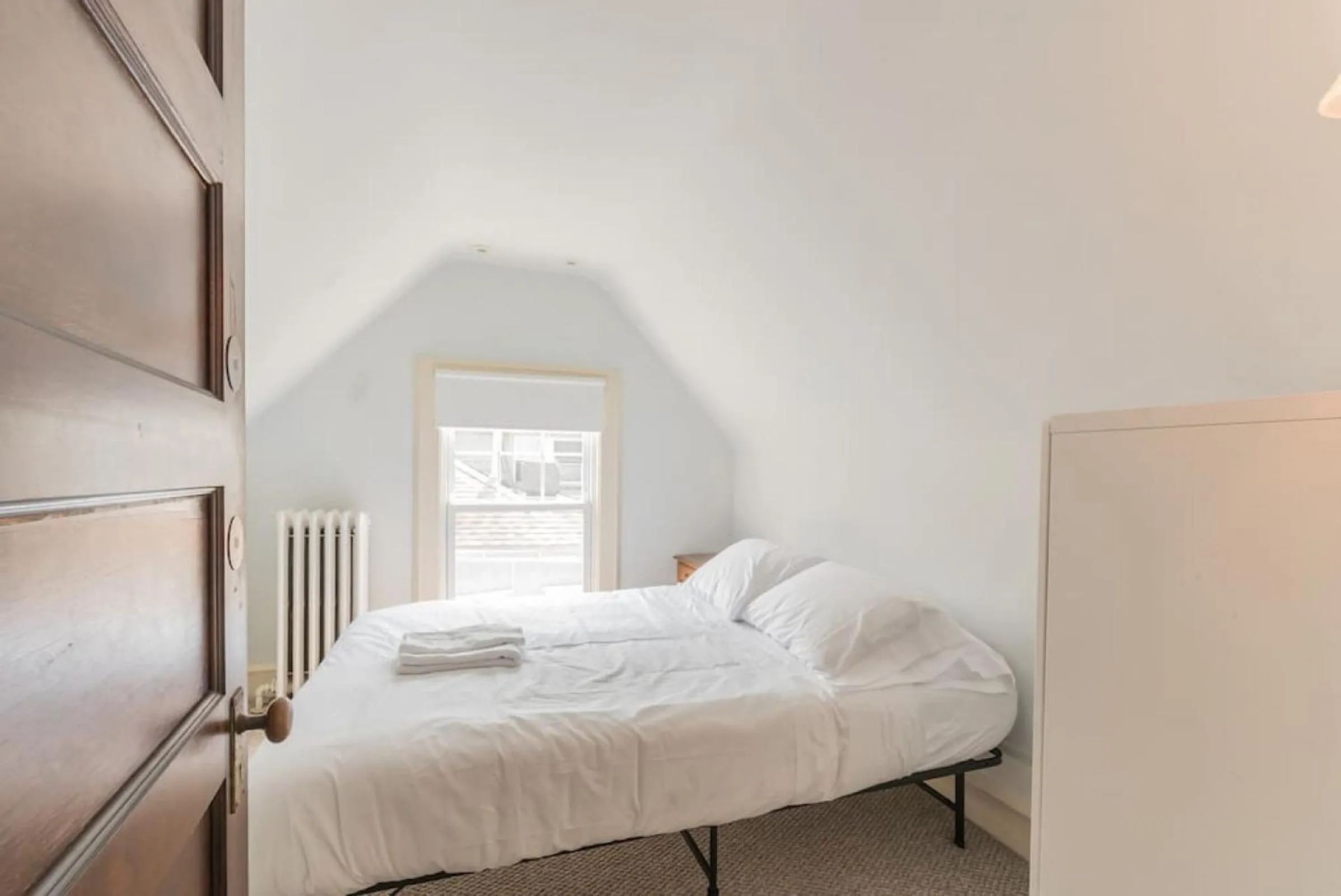 Bed in Beach Block 7 bdrms Parking Patio and Sunroom