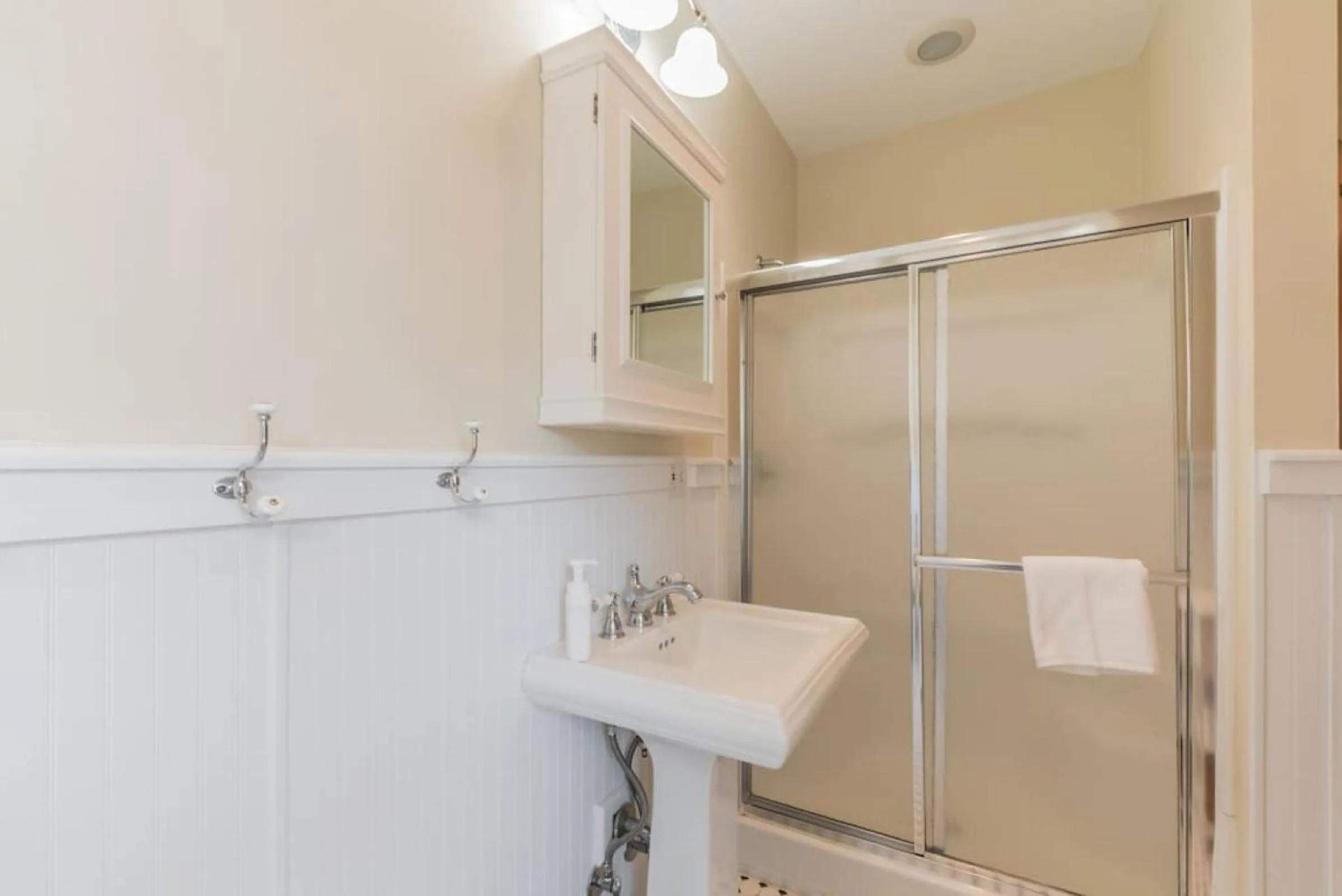 Bathroom in Beach Block 7 bdrms Parking Patio and Sunroom
