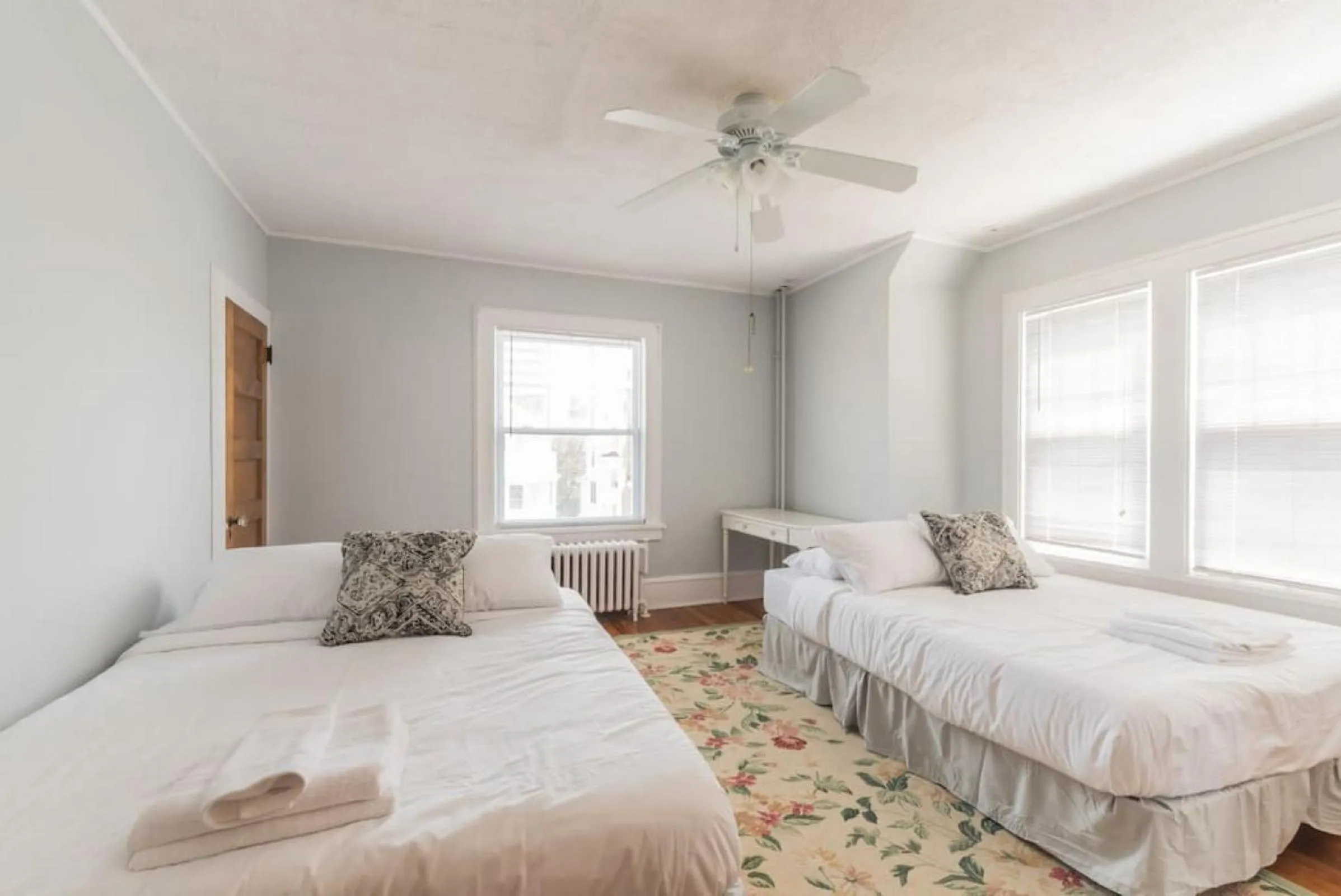 Bed in Beach Block 7 bdrms Parking Patio and Sunroom