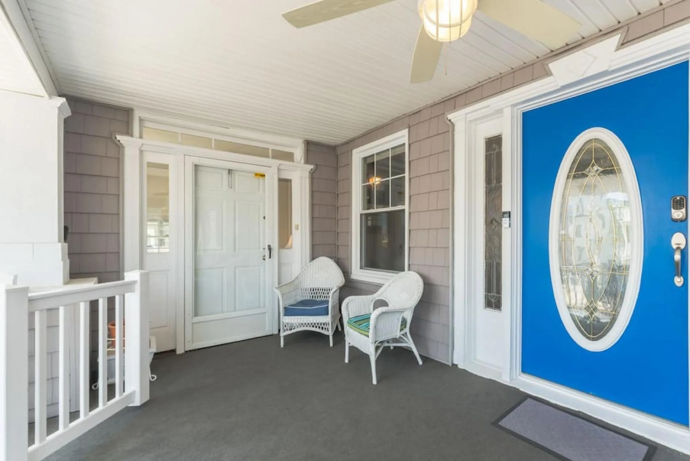 Facade/entrance in Beach Block 7 bdrms Parking Patio and Sunroom