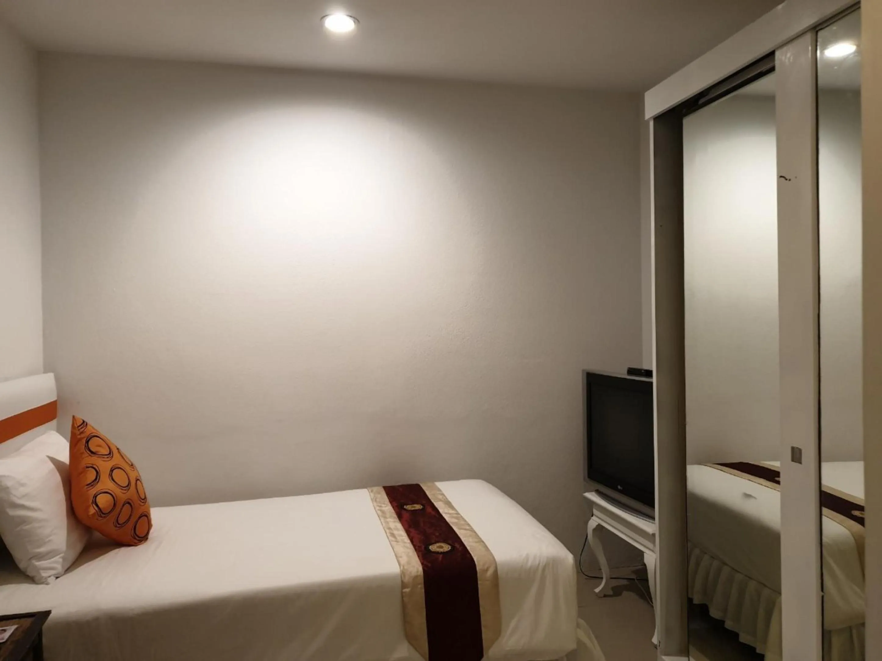 TV and multimedia, Bed in Arawana Residence Phromphong