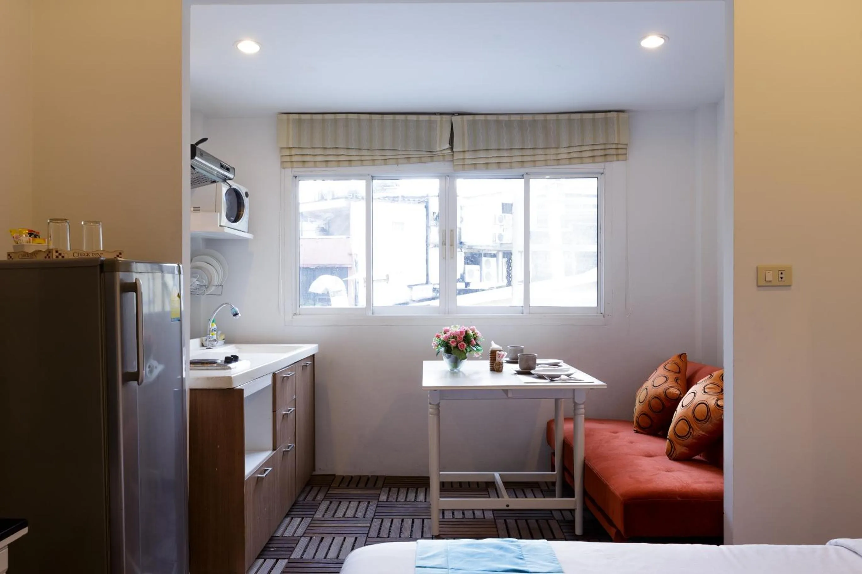 Kitchen or kitchenette, Bed in Arawana Residence Phromphong