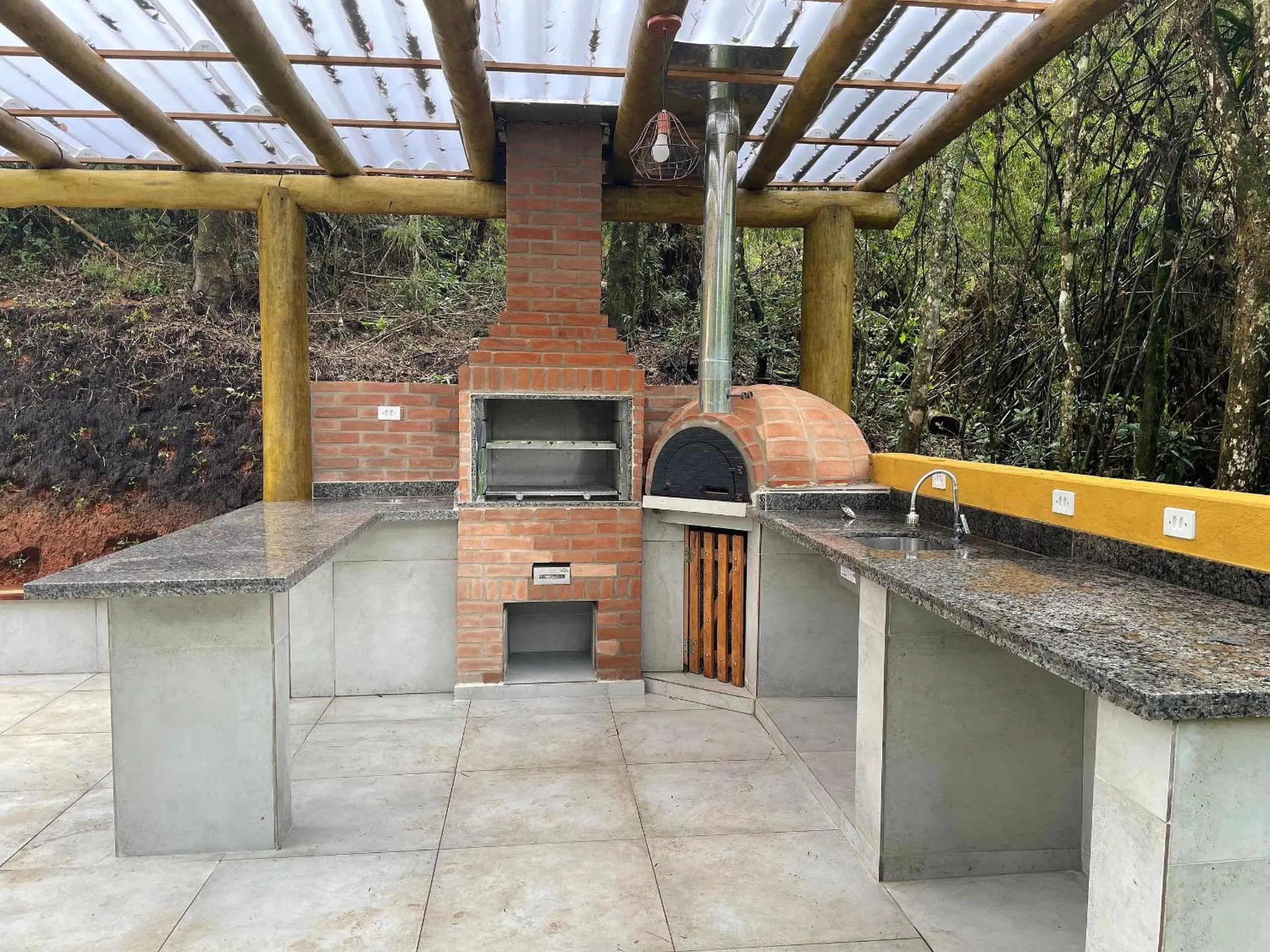 Casa com área gourmet perto do Parque Amantikir