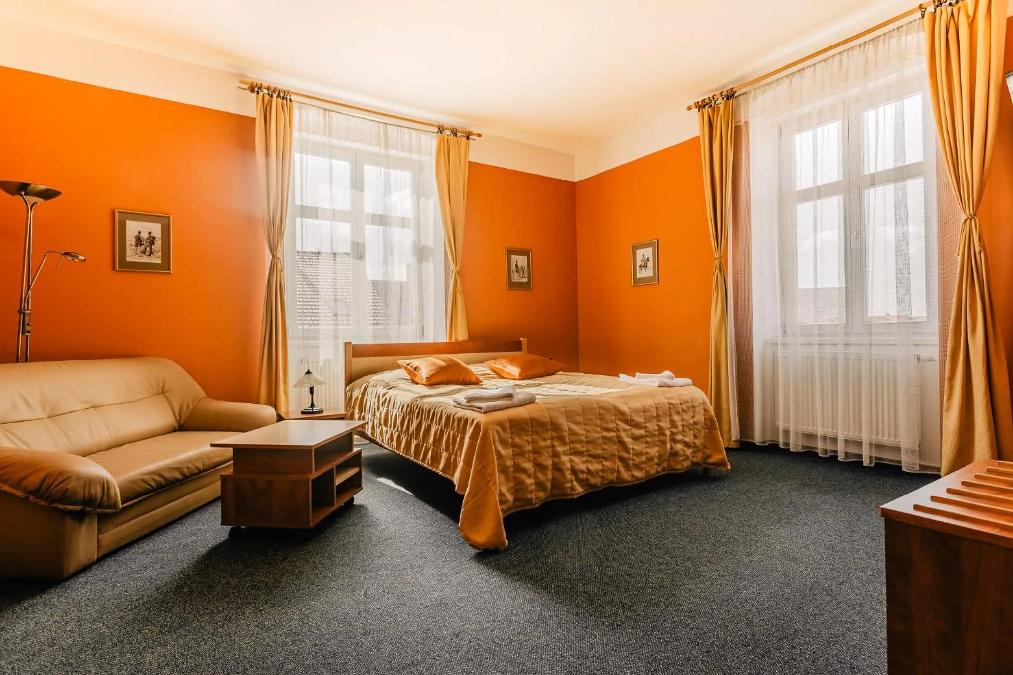 Property building, Bed in Hotel U Valdické brány
