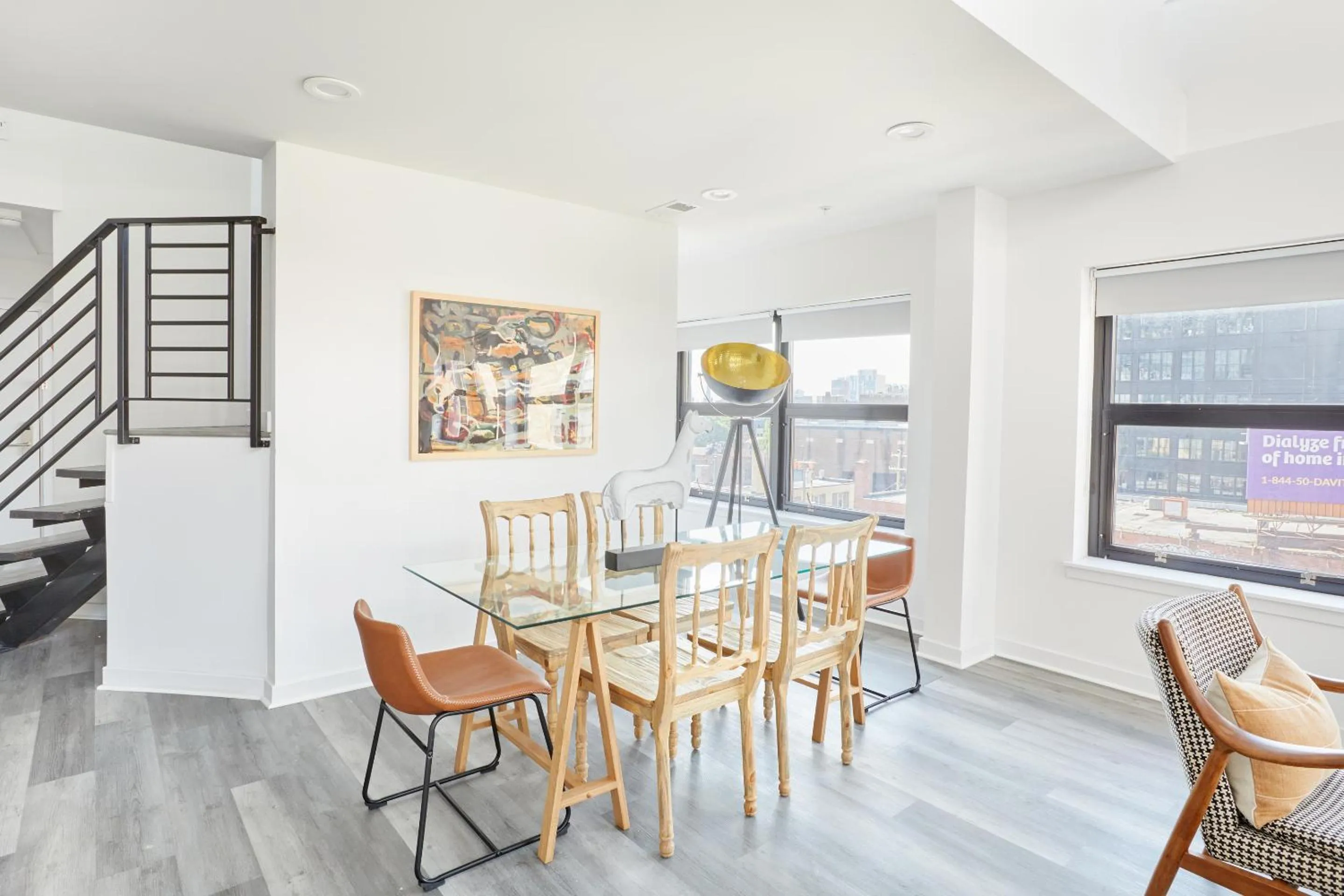 Dining area in Sonder 655 Lofts