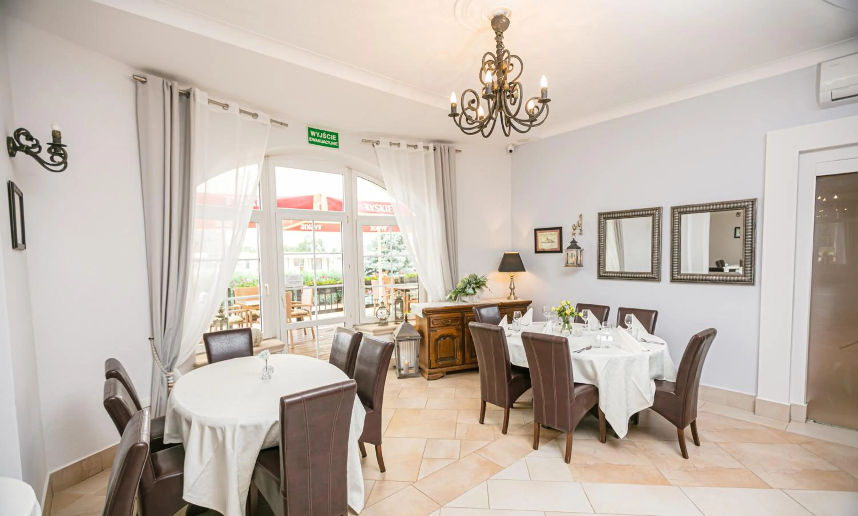 Restaurant/places to eat in Hotel Onyx