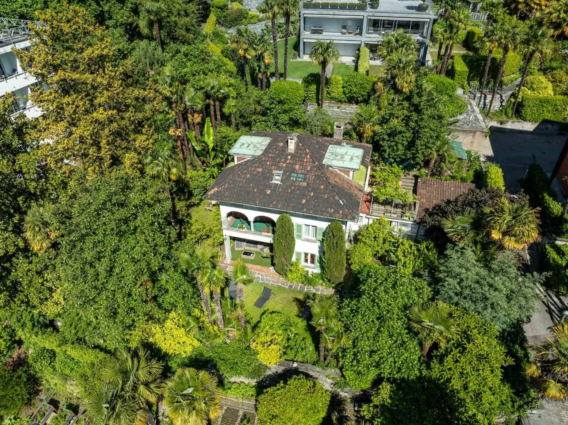 Property building in Easy Stay by Hotel La Perla