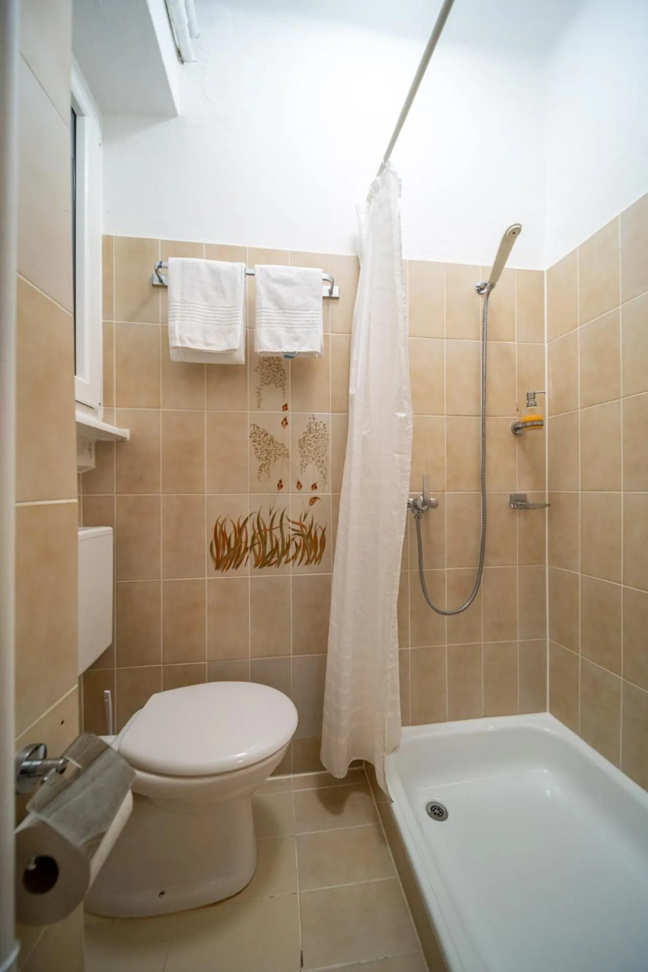 Shower in Easy Stay by Hotel La Perla