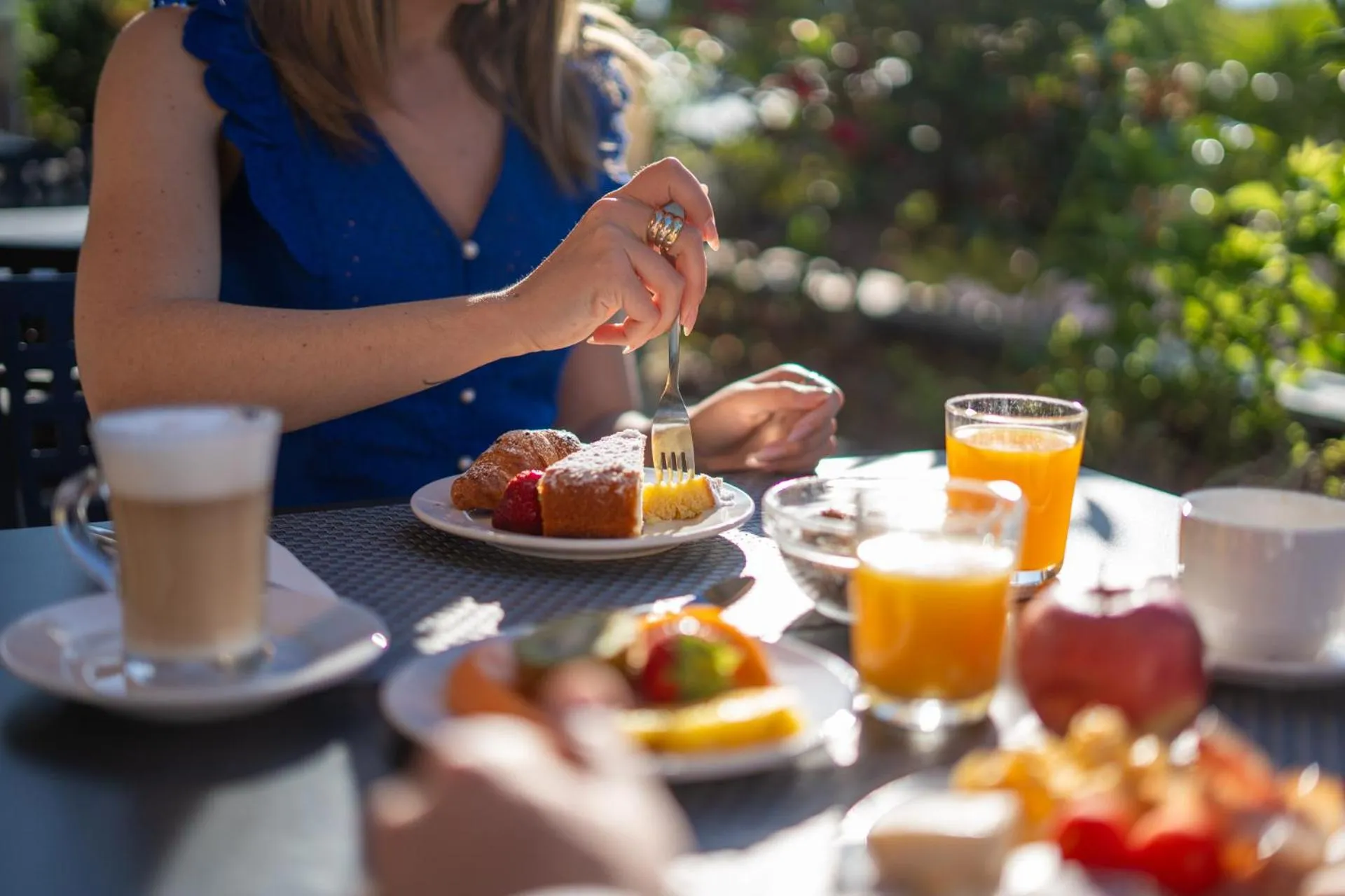 Breakfast in Easy Stay by Hotel La Perla