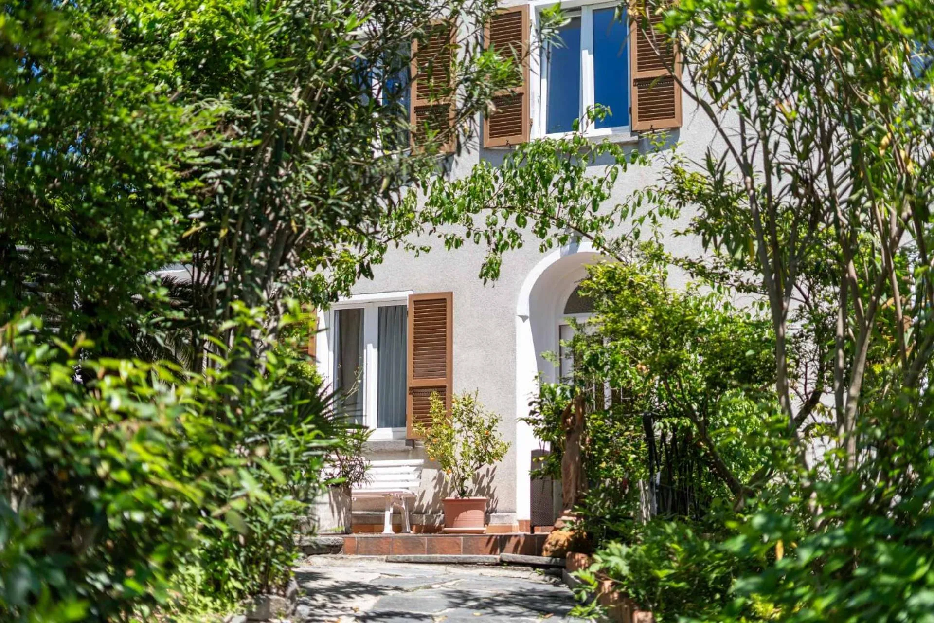 Property building in Easy Stay by Hotel La Perla