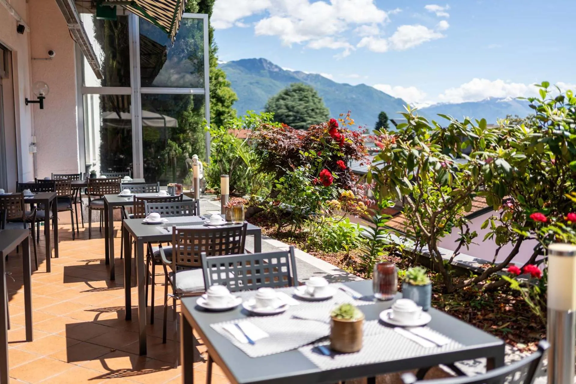 Restaurant/places to eat in Easy Stay by Hotel La Perla