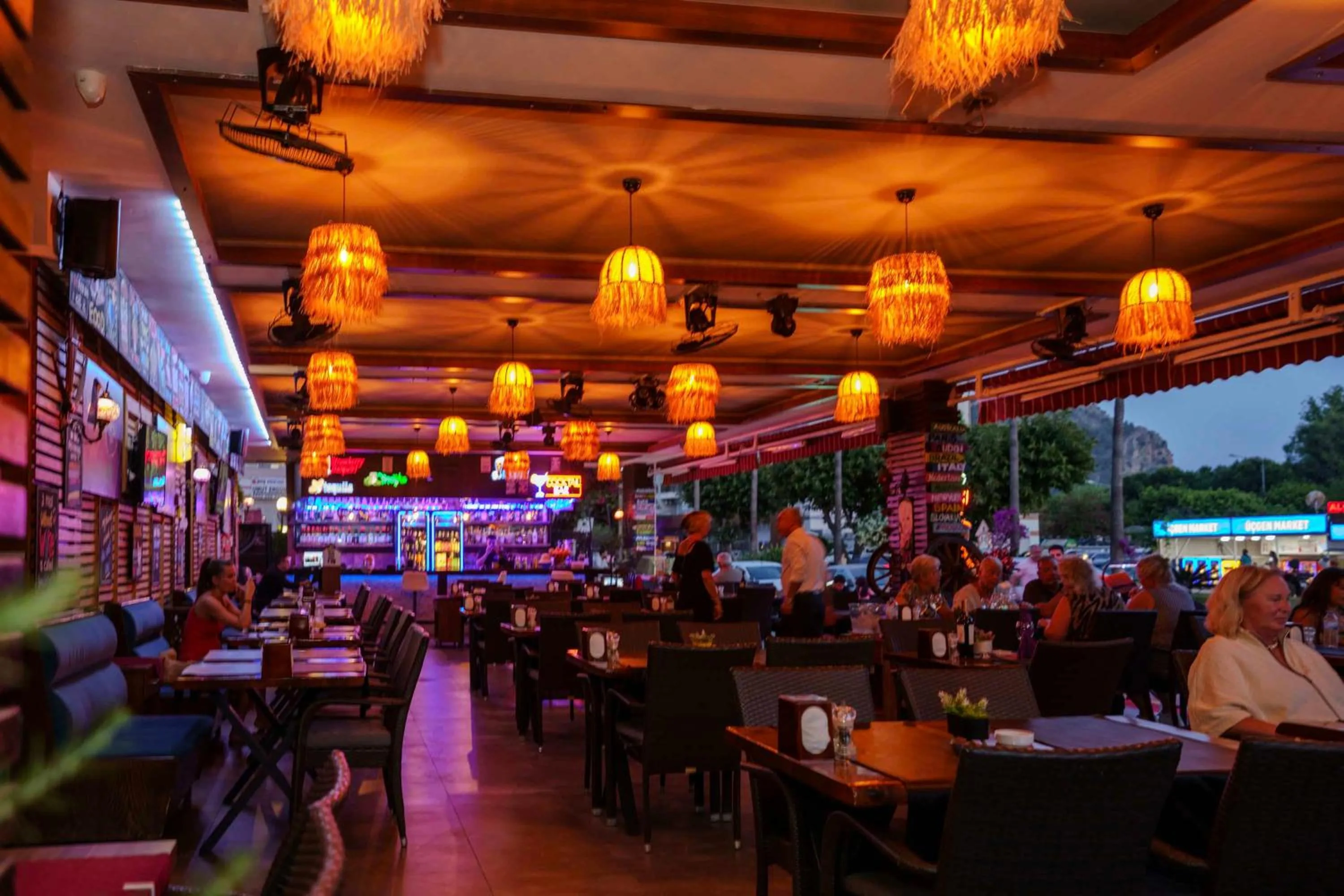 Restaurant/places to eat in Kleopatra blue hawai hotel