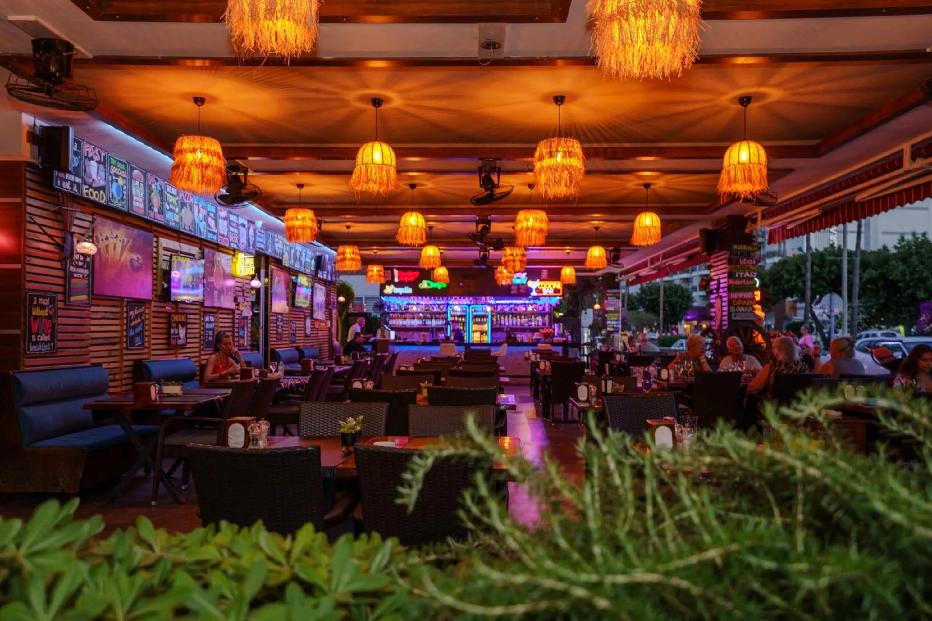 Restaurant/places to eat in Kleopatra blue hawai hotel