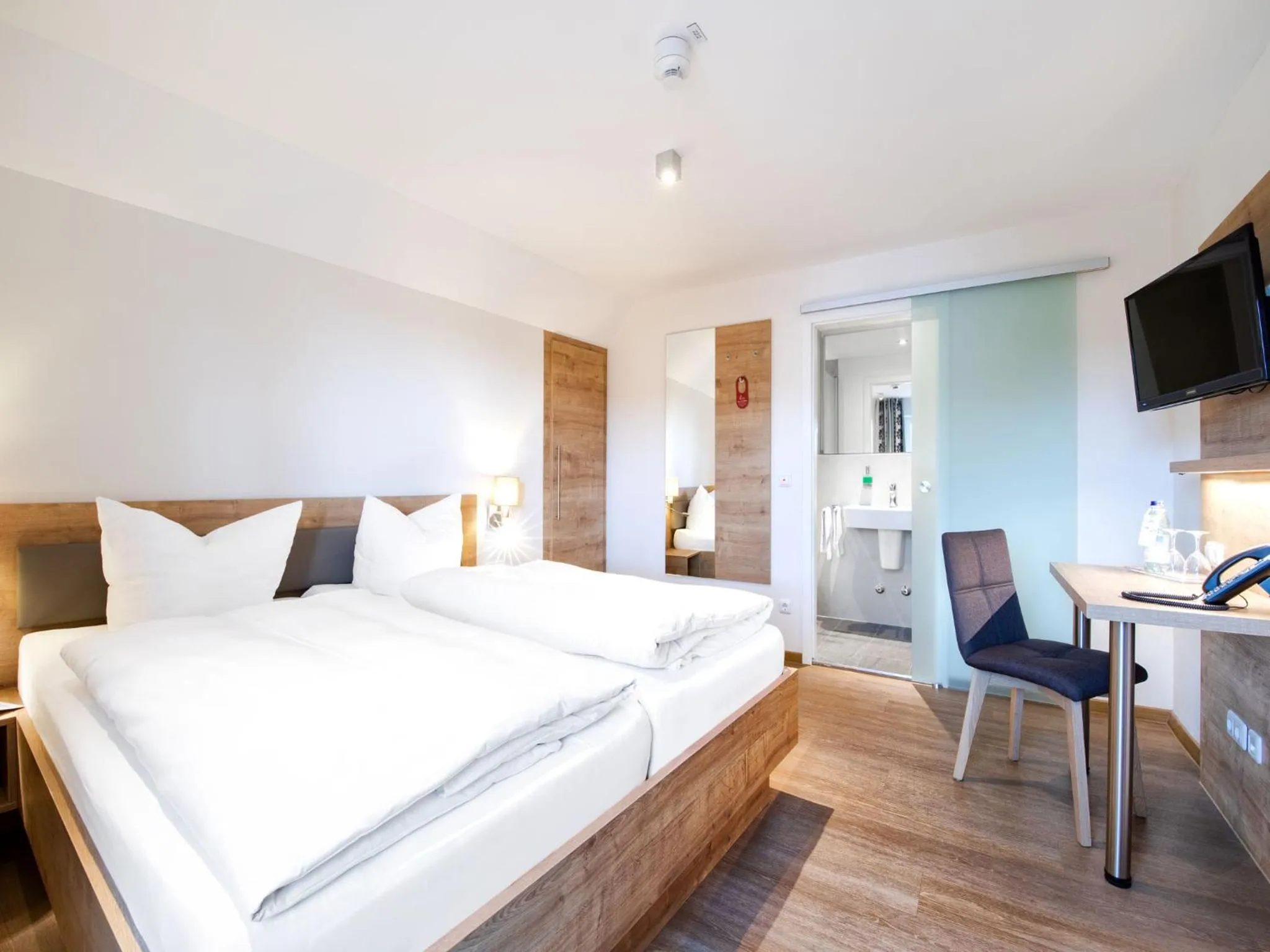 Bed in Hotelgasthof Bayerischer Hof