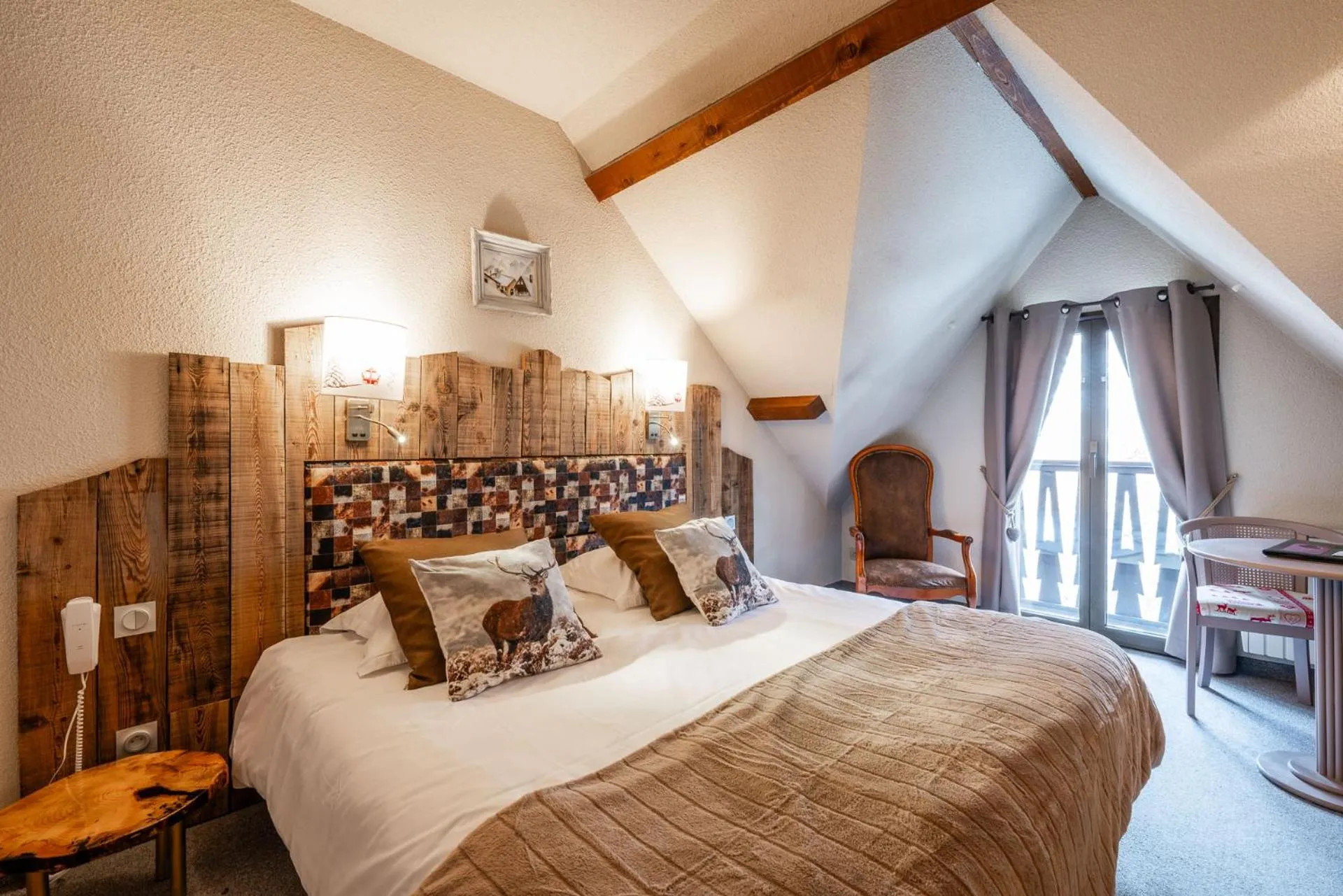 Bed in Logis Hôtel et Spa Le Christiania