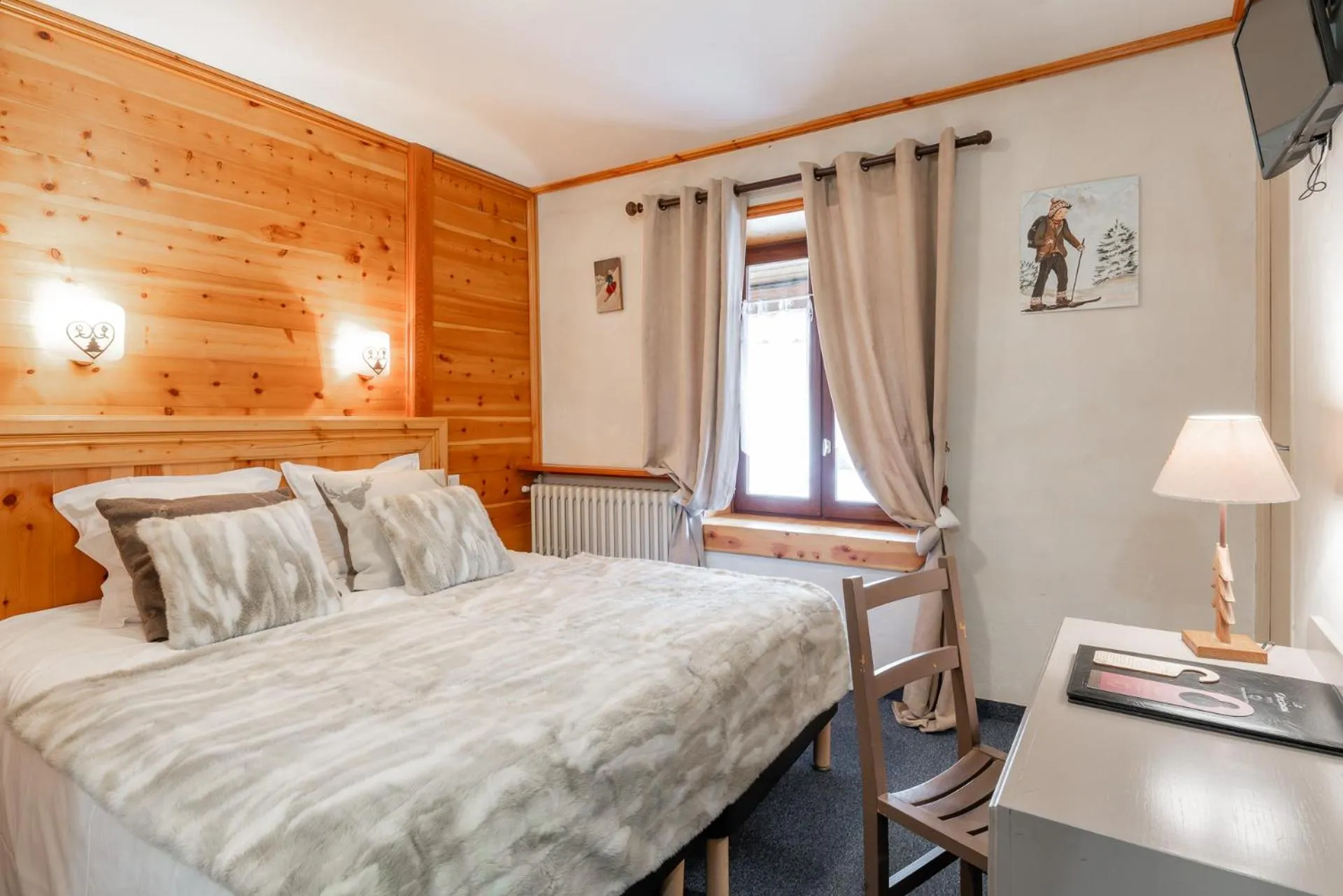 Bed in Logis Hôtel et Spa Le Christiania