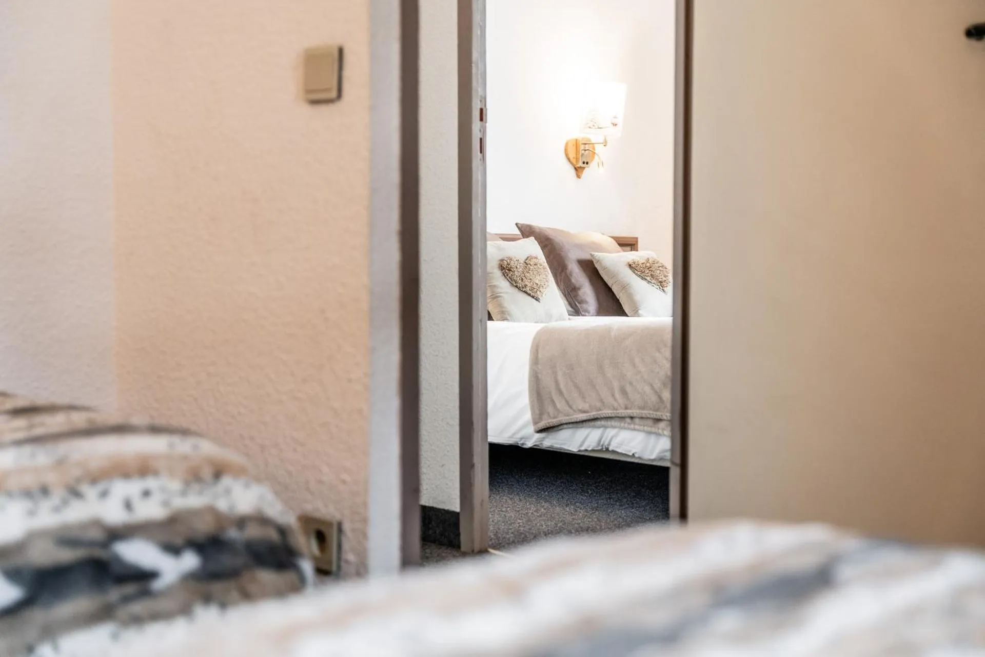 Property building, Bed in Logis Hôtel et Spa Le Christiania