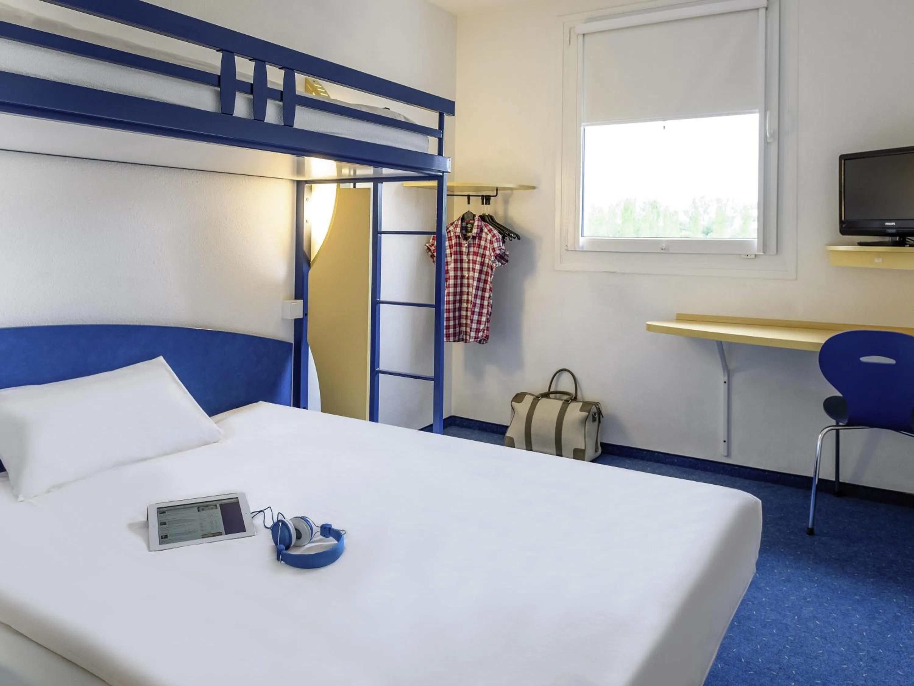 Bedroom, Bed in ibis budget Libourne