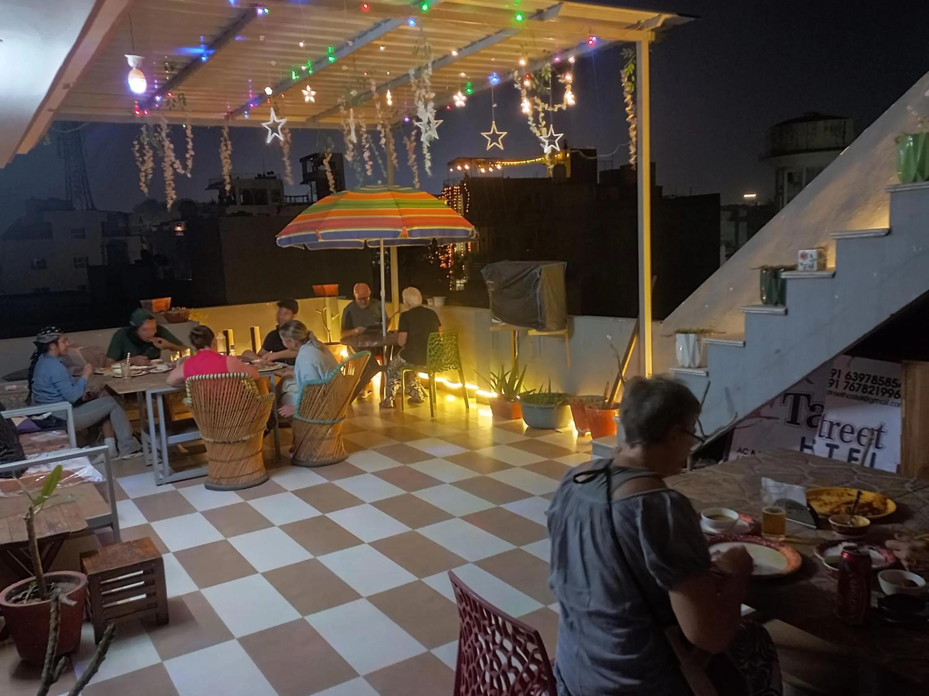 Restaurant/places to eat in Taj Street Hostel