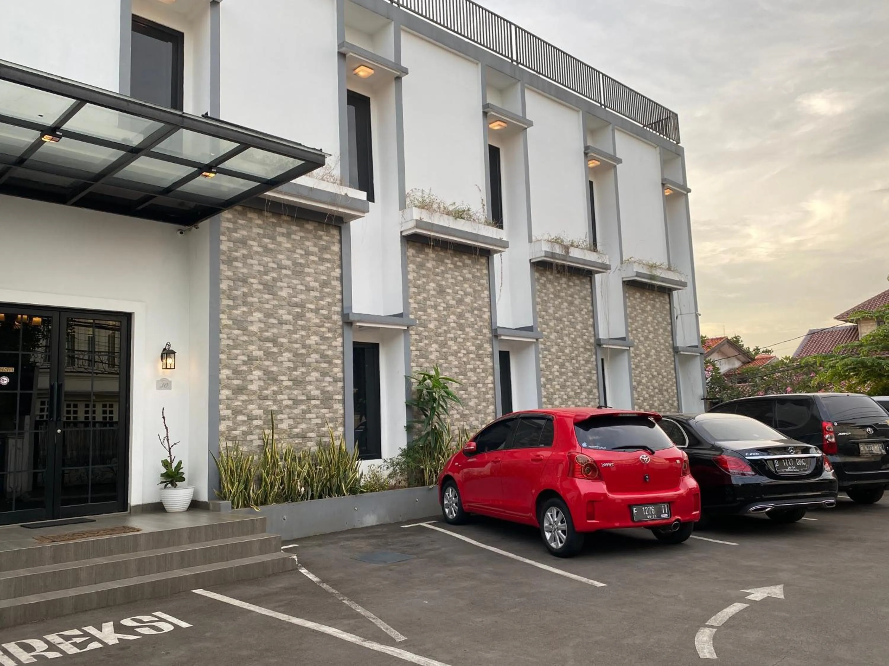 Facade/entrance in Flamboyan Residence Cipete