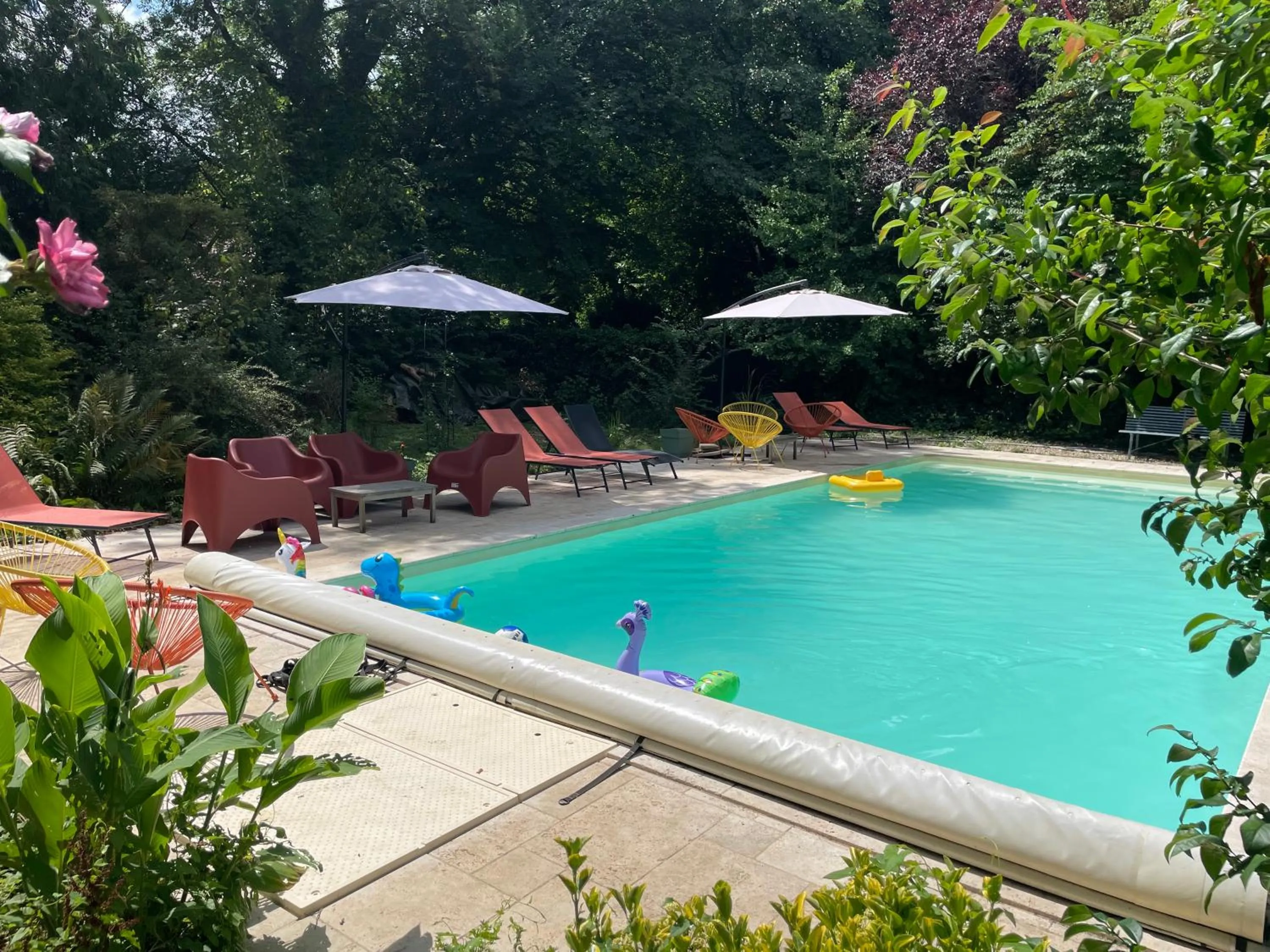 Pool view in Il était une fois un jardin