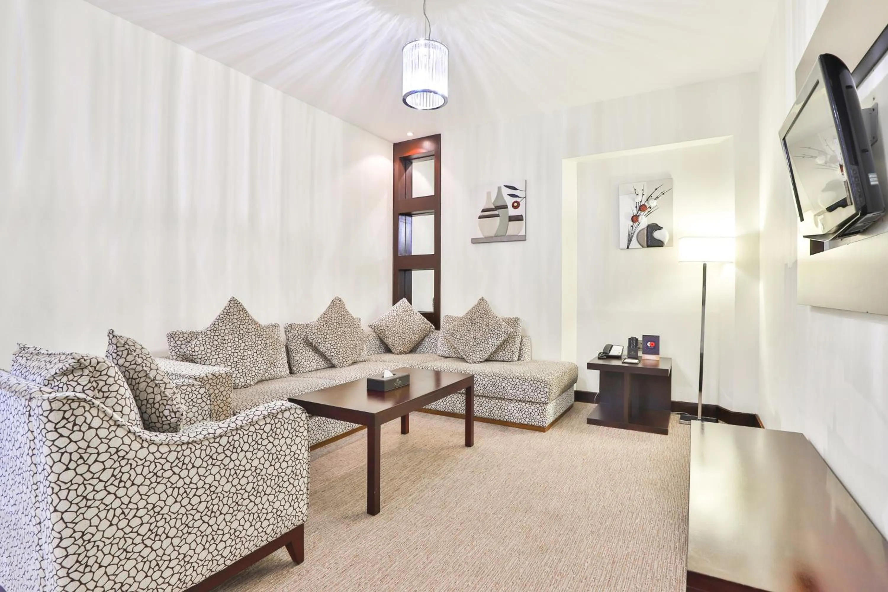 Living room in Landmark Summit Hotel