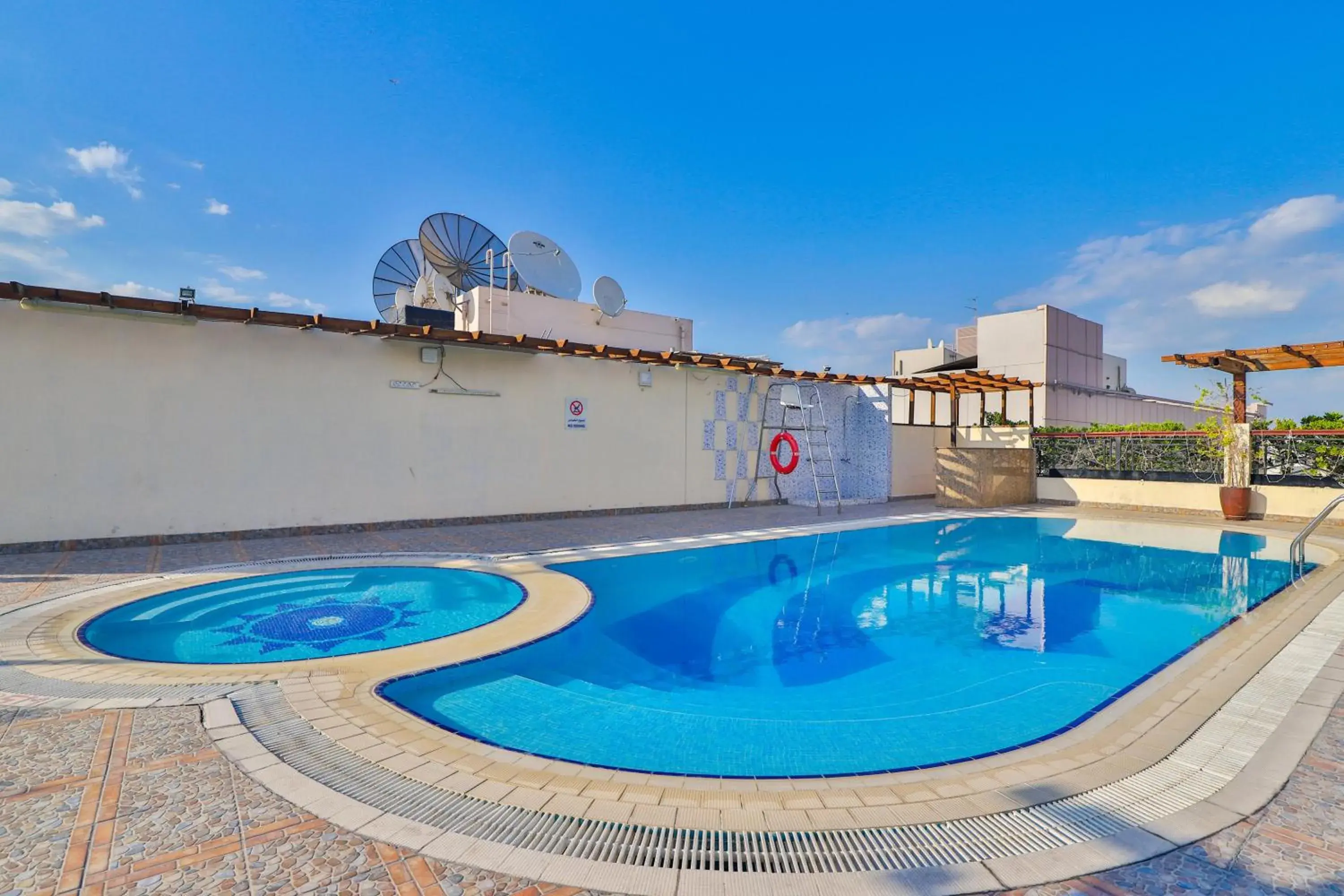 Swimming pool in Landmark Summit Hotel Swimming pool in Landmark Summit Hotel
