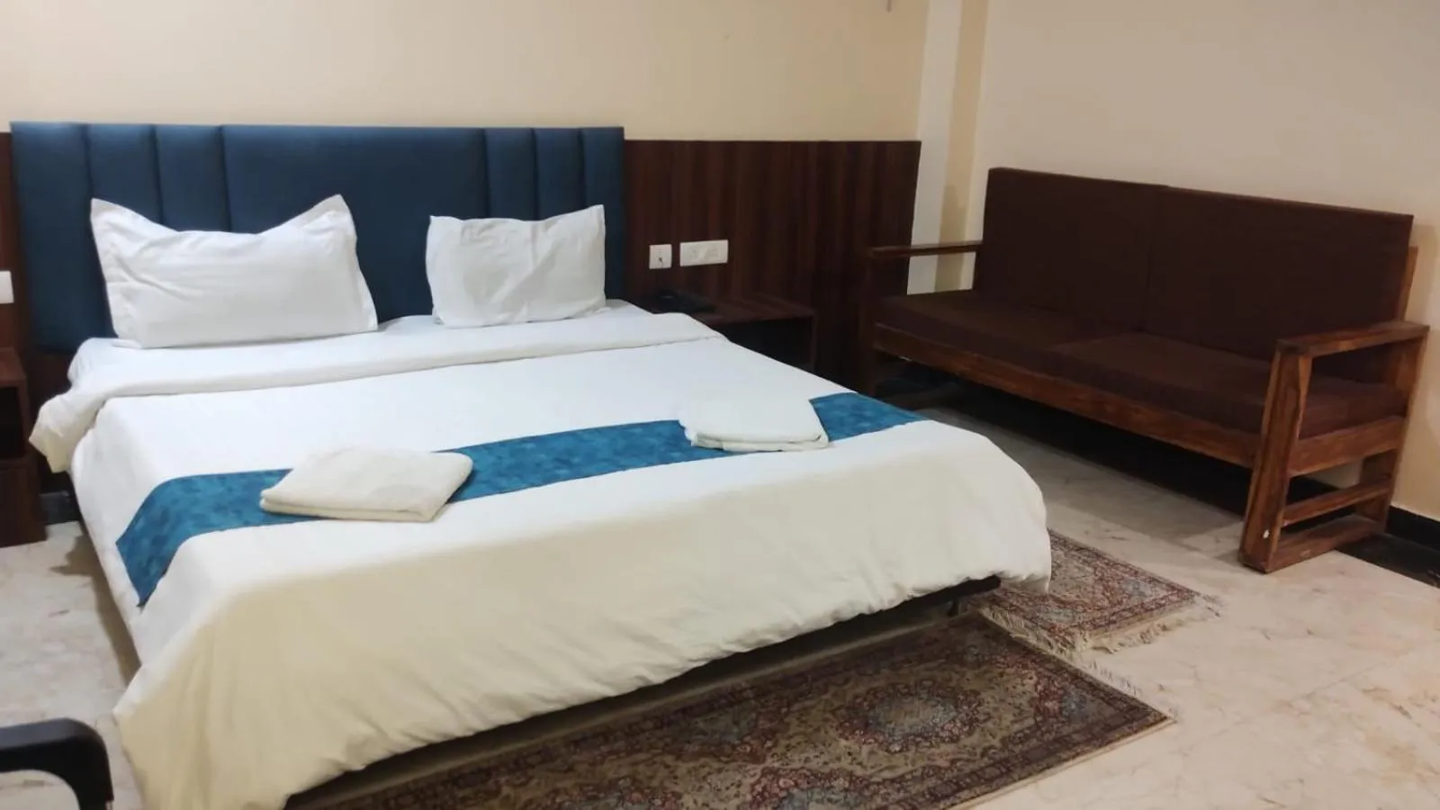 Bed in Hotel Sarweshwary